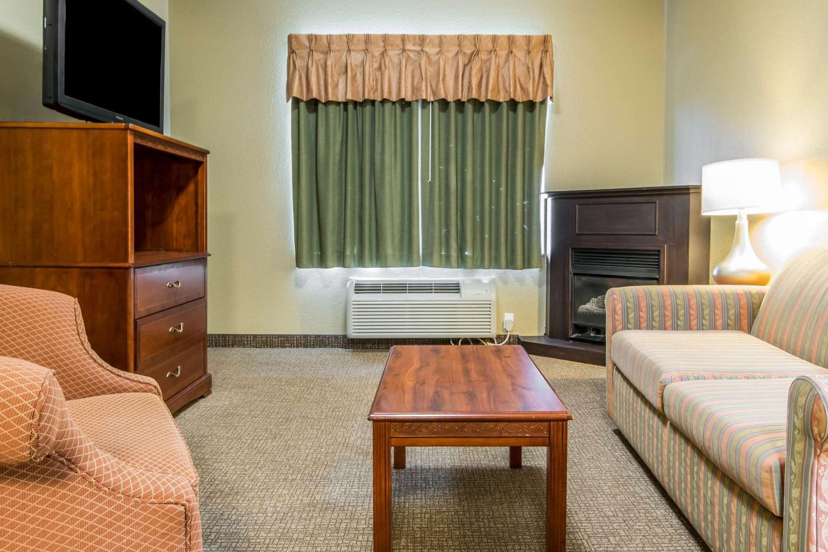 King Suite with Mobility Accessible - Accessible/Non-Smoking - Photo 1