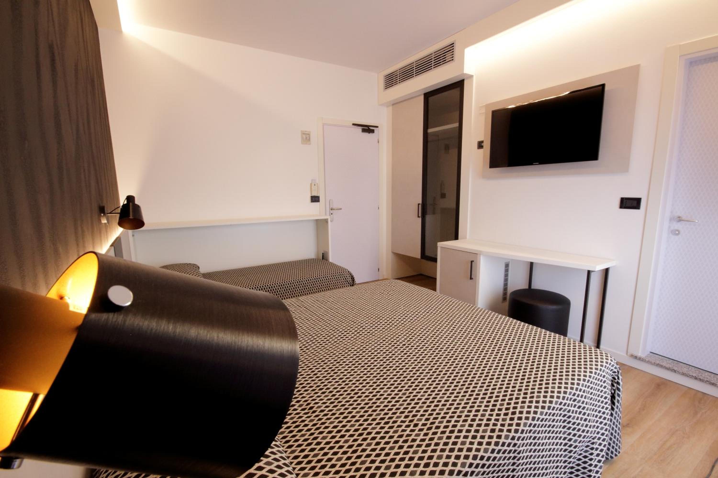 Deluxe Double or Twin Room with Balcony photo 3