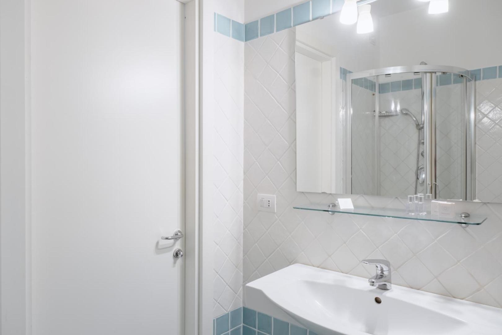 Double Room - Photo 6