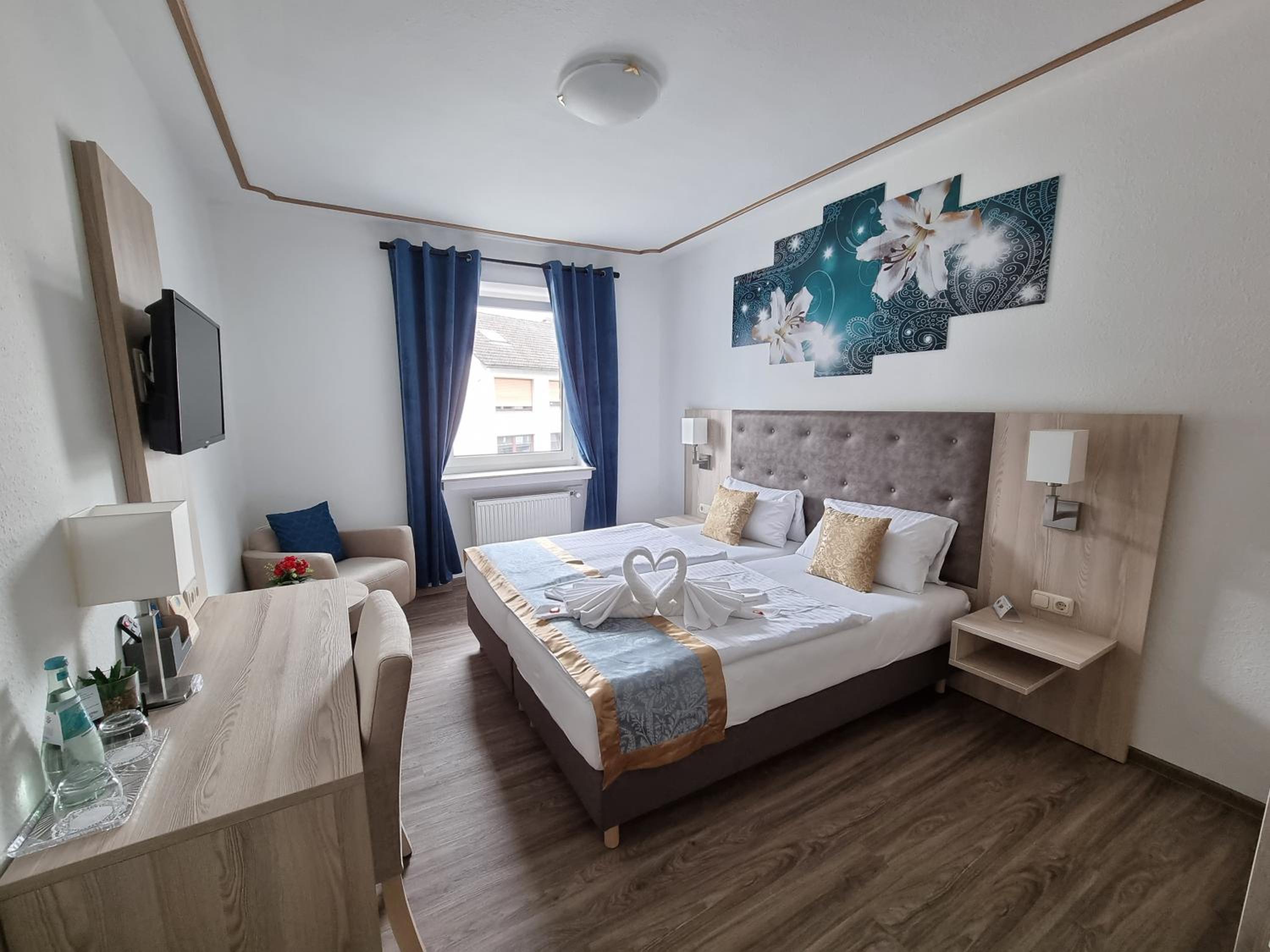 Deluxe Double Room (2 Adults + 1 Child) - Photo 1