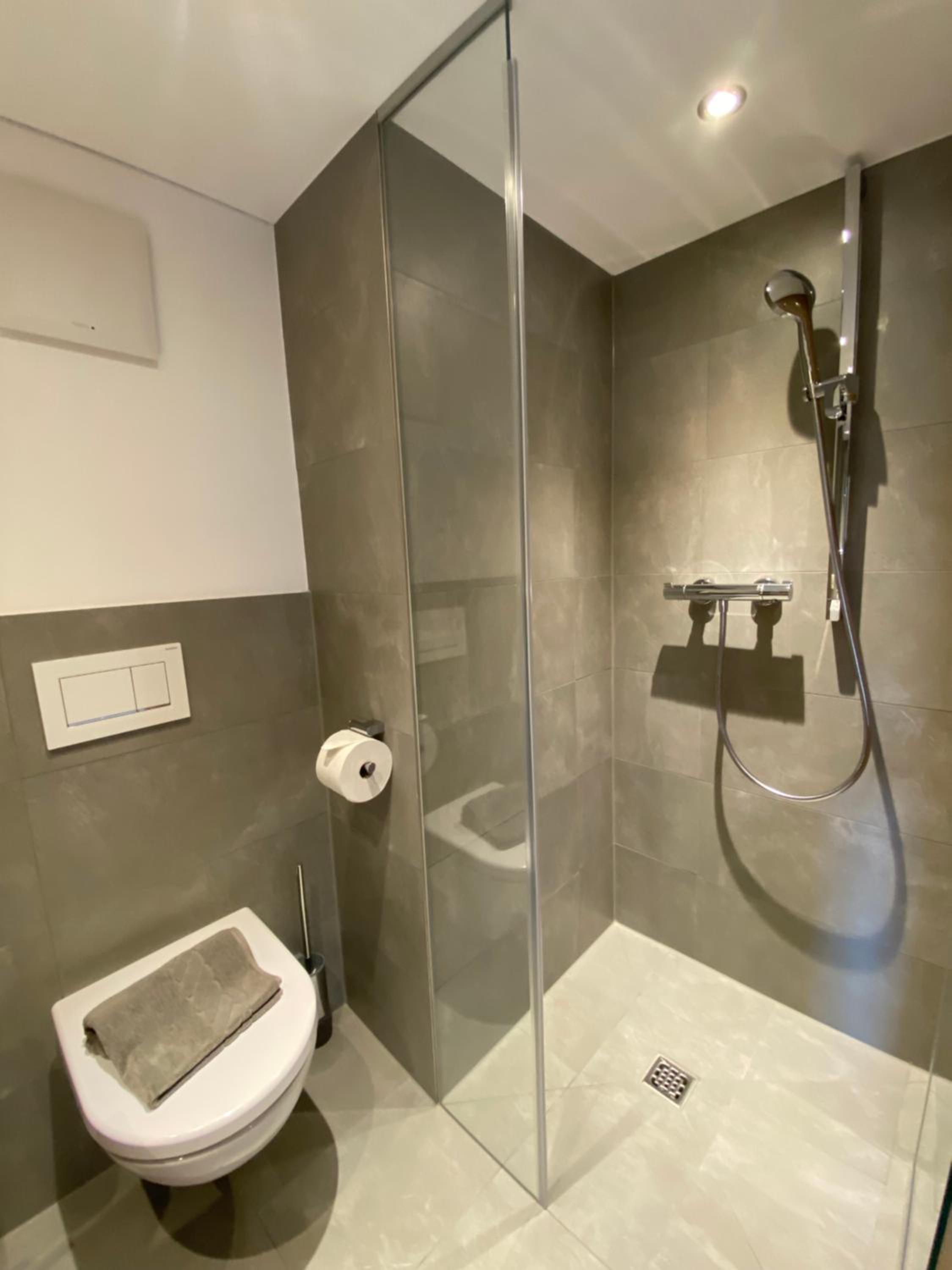 Double Room with Private Bathroom - Photo 10