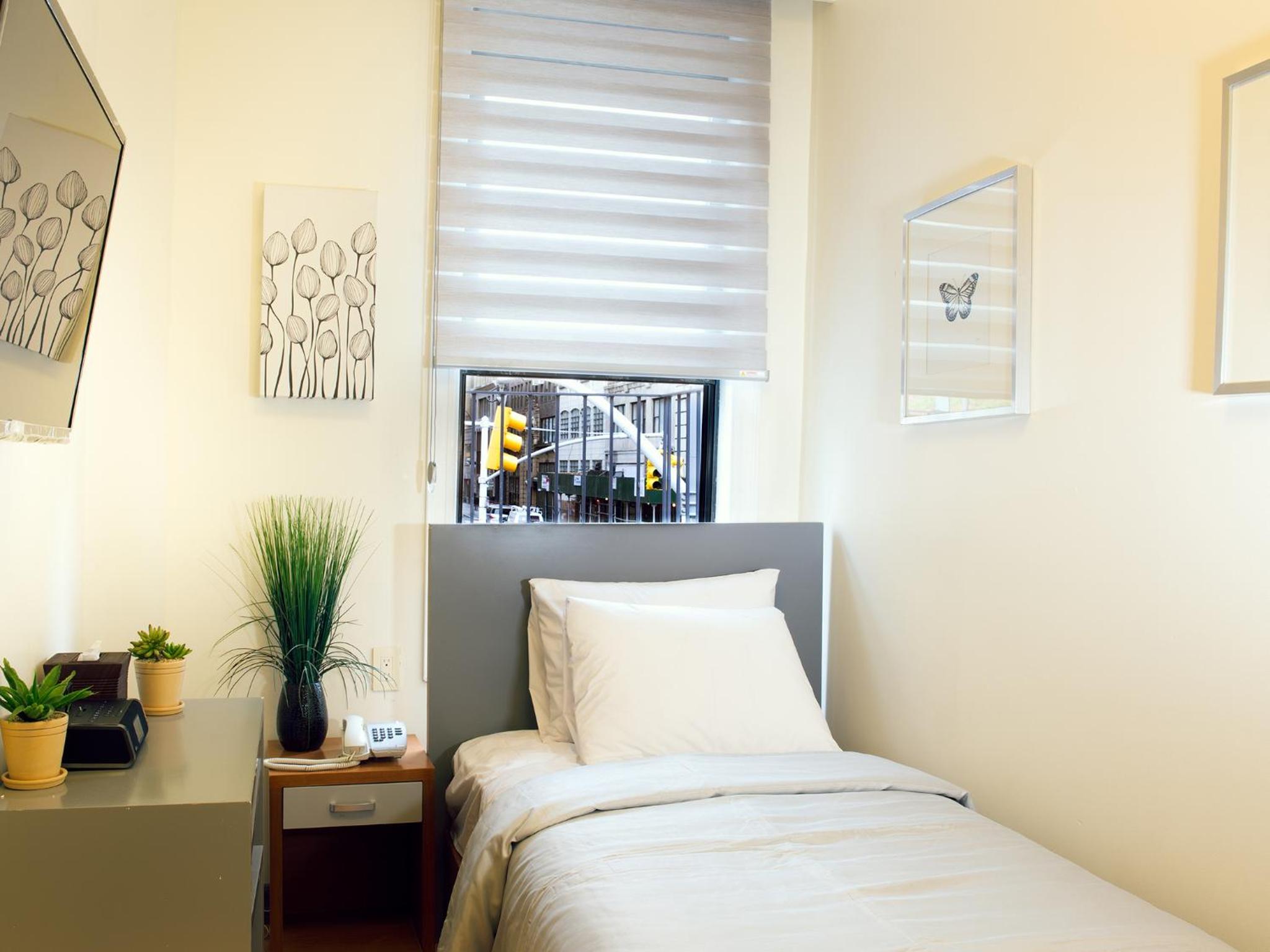 Single Room with Bathroom photo 2