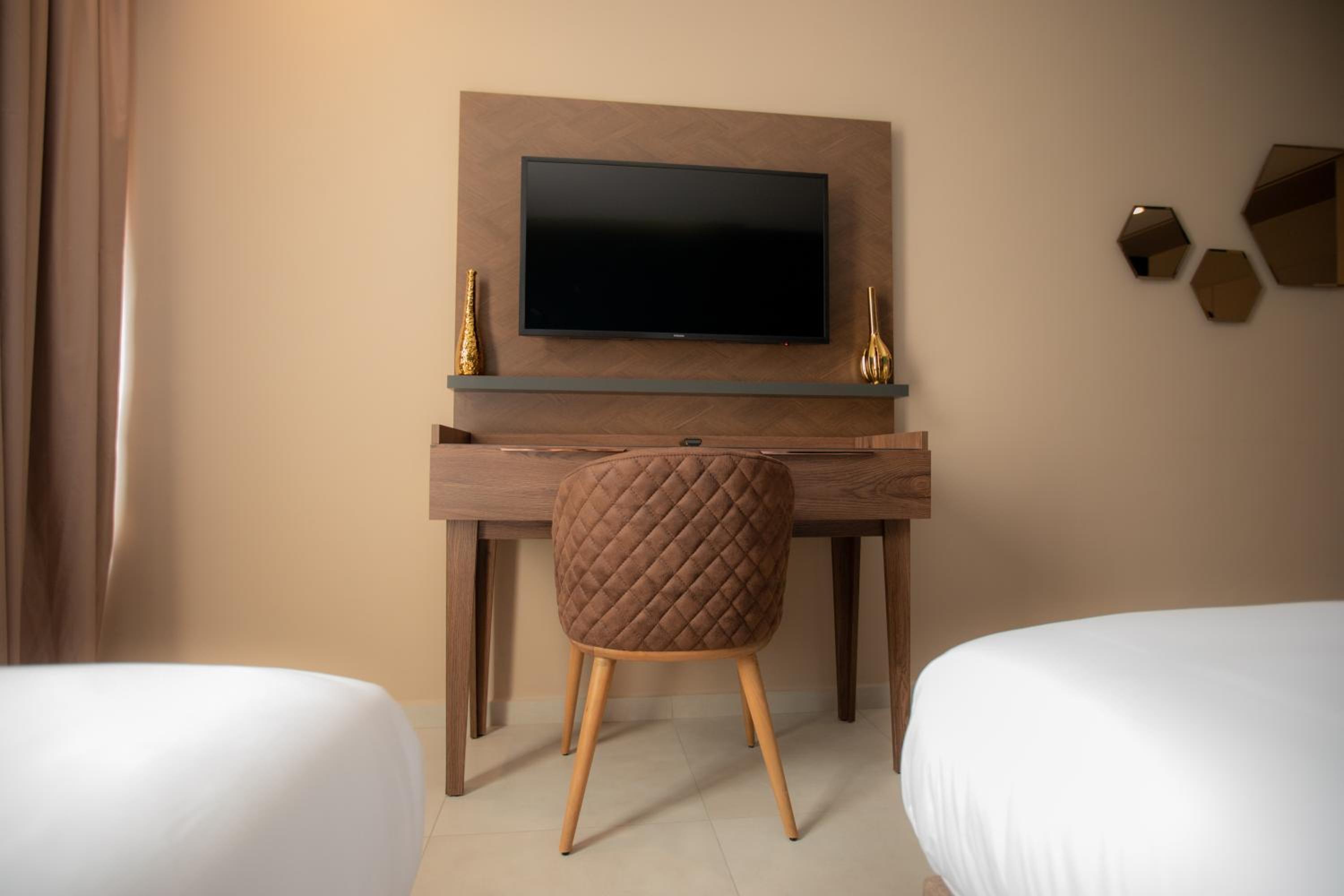 Deluxe Double or Twin Room - Photo 10