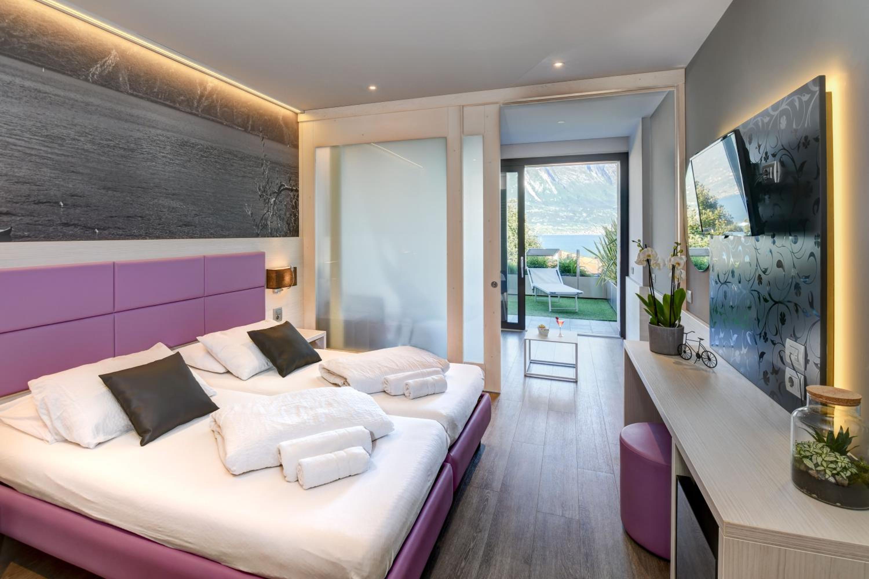 Junior Suite Twin Room with Lake View photo 2