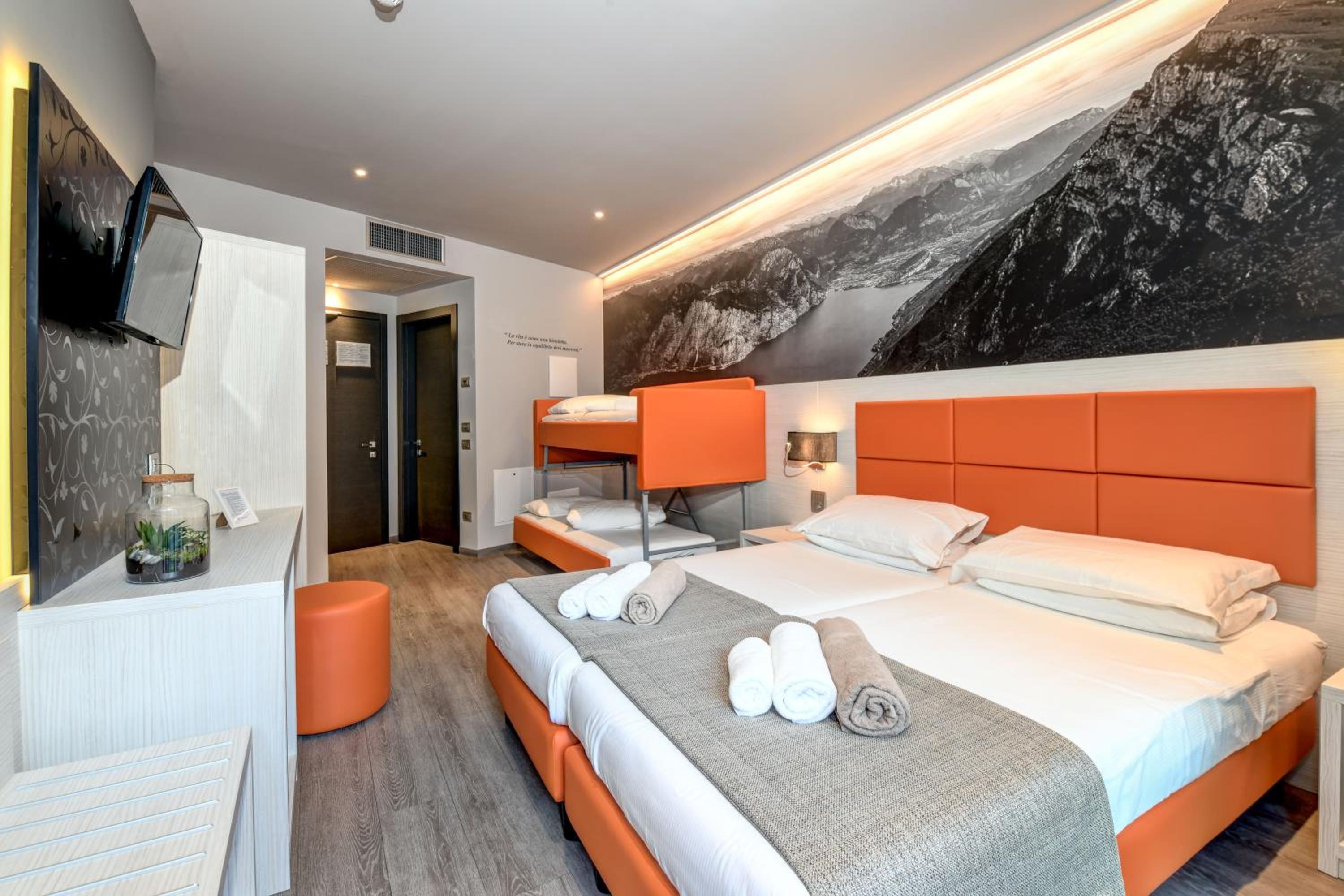 Basic Twin Room with Mountain View photo 3