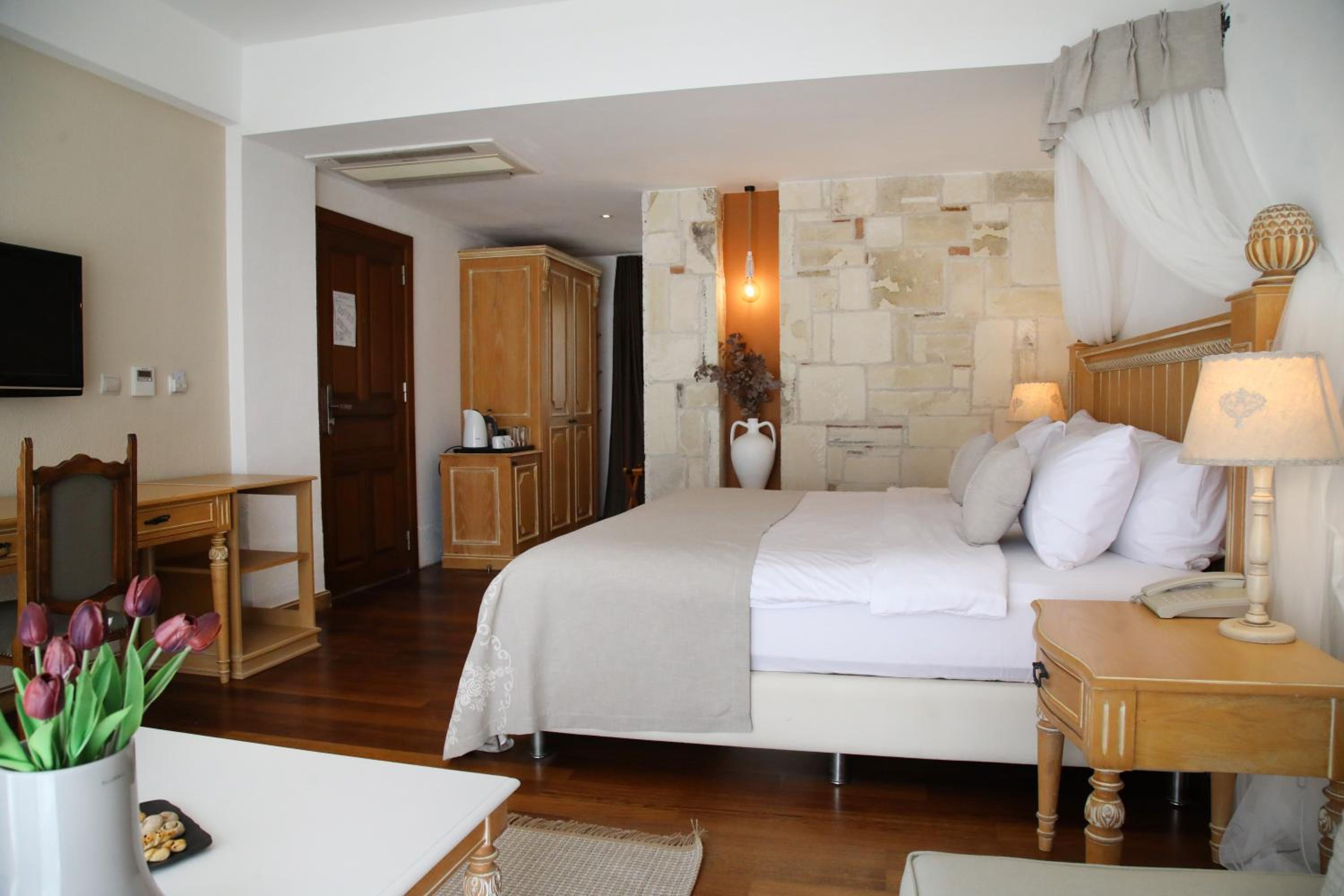 Deluxe Double Room with Balcony and Sea View