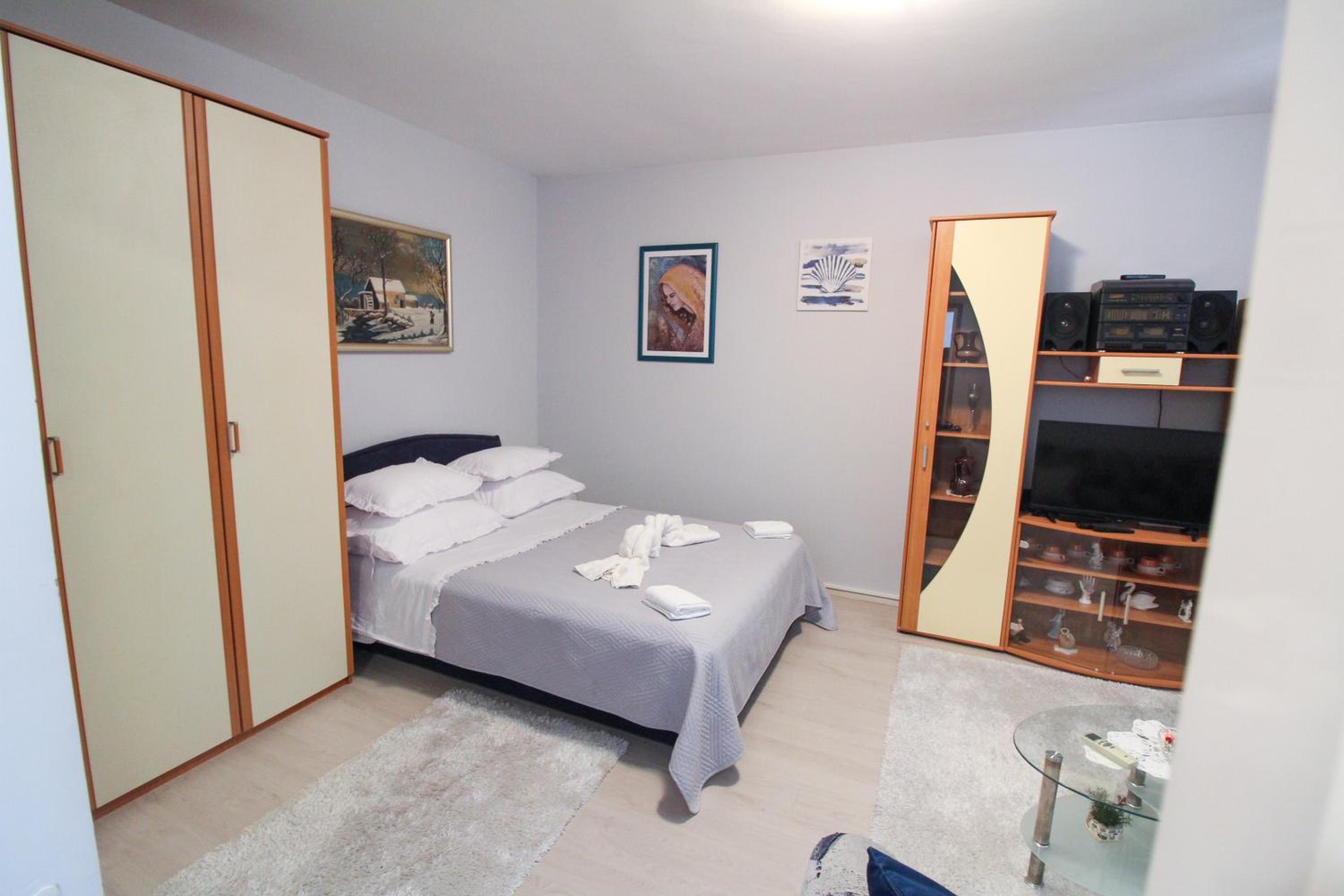 One-Bedroom Apartment photo 2
