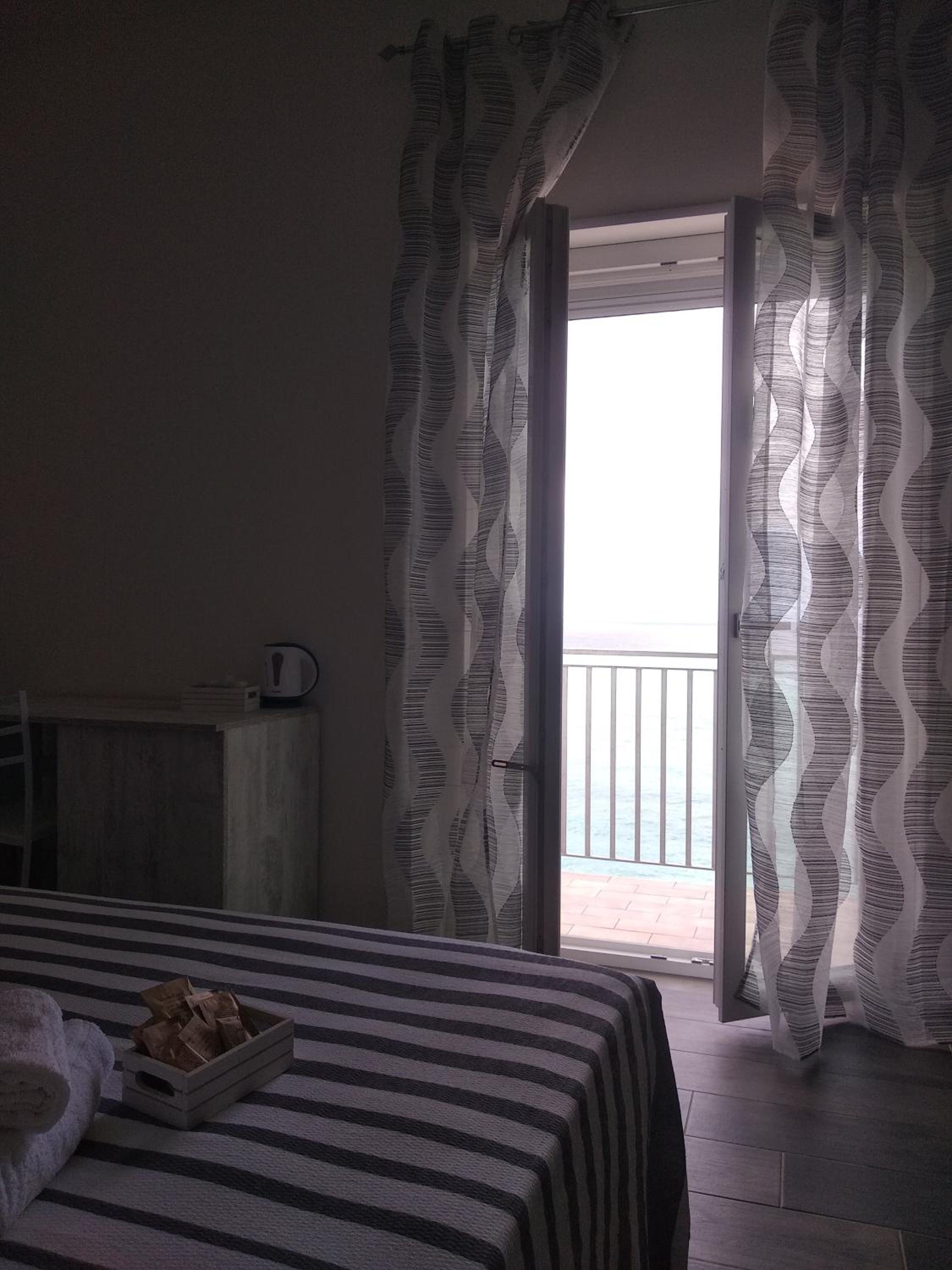 Deluxe Double Room with Balcony and Sea View photo 3