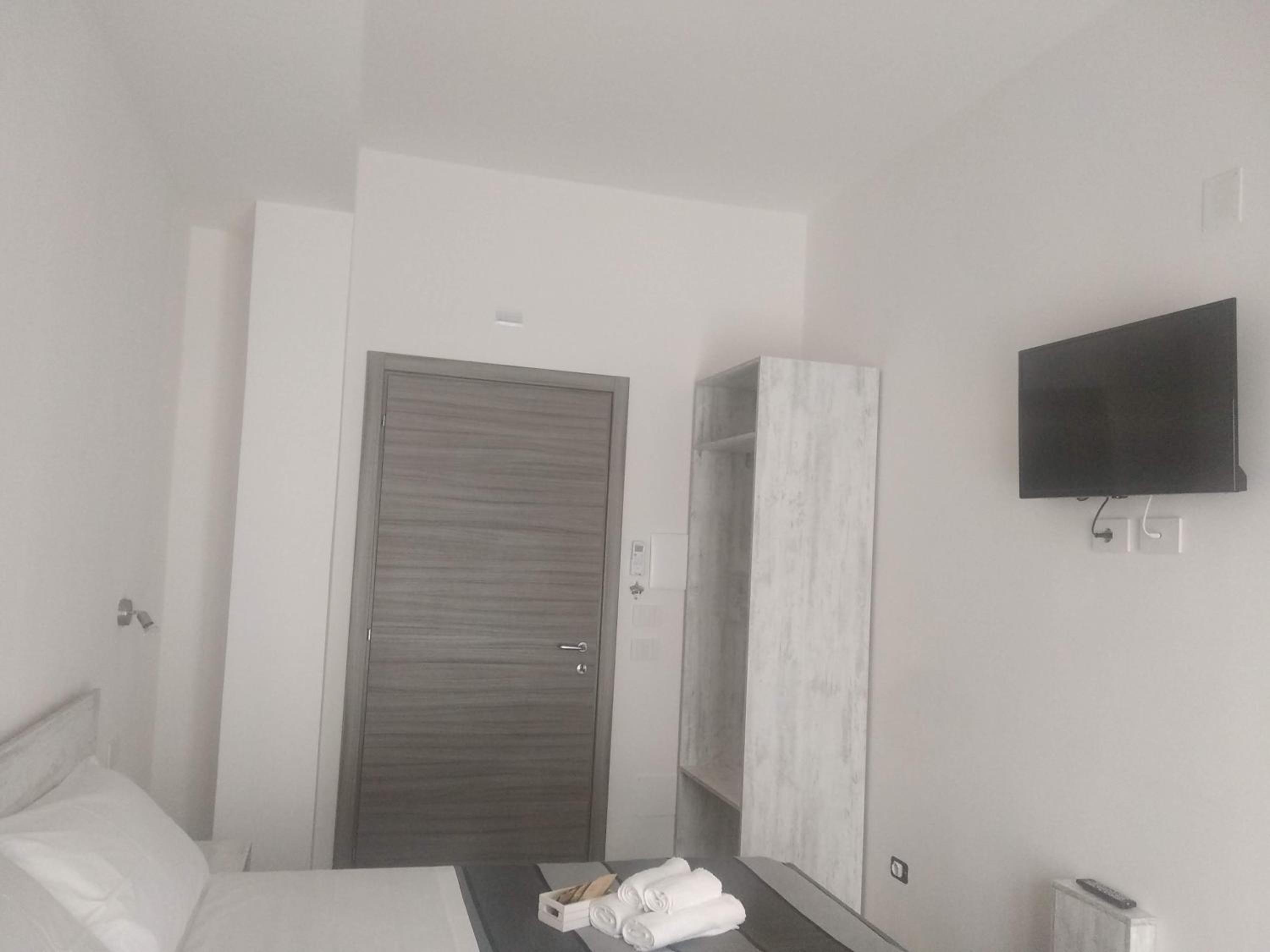 Small Double or Twin Room photo 3