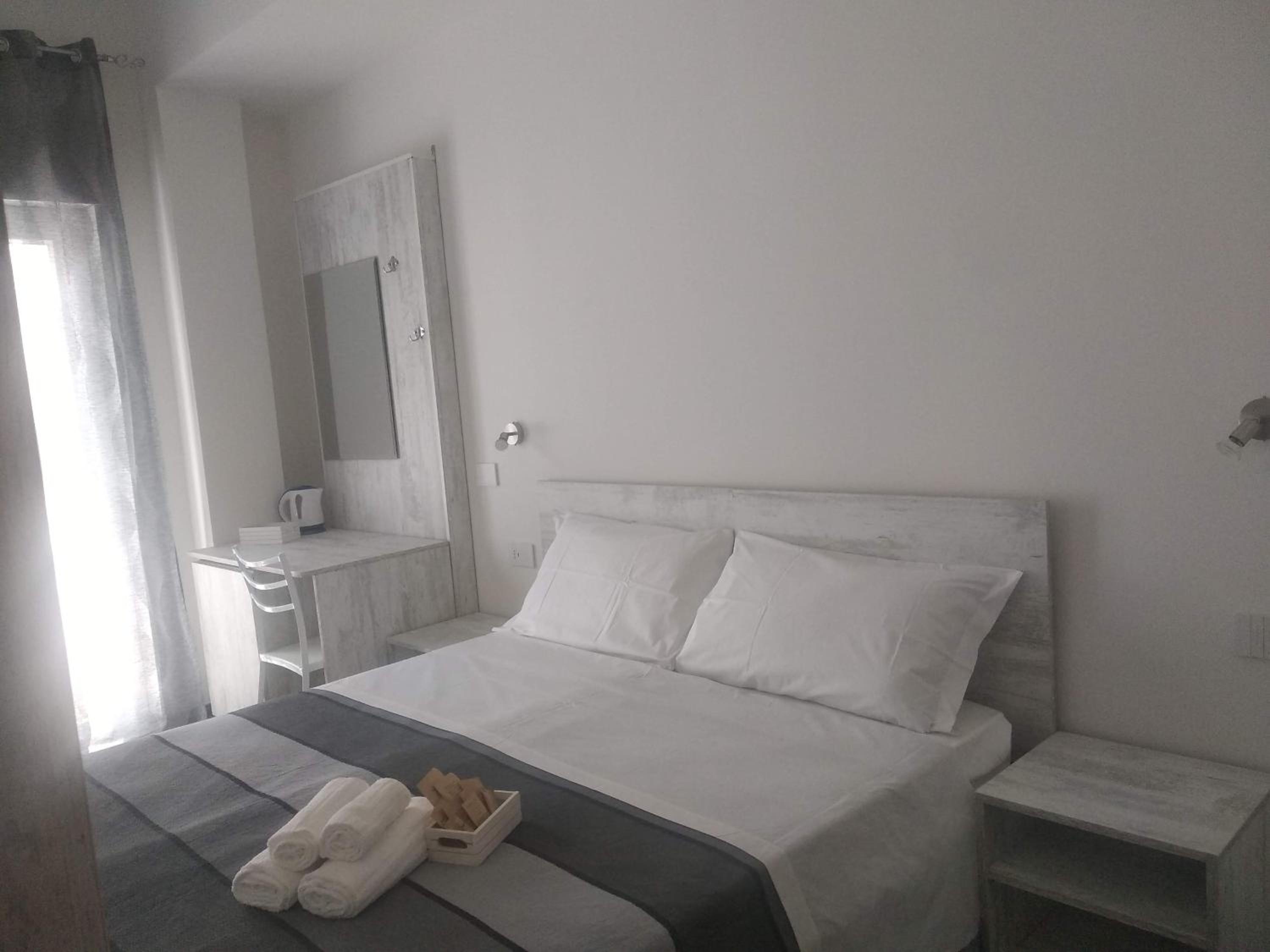 Small Double or Twin Room photo 1