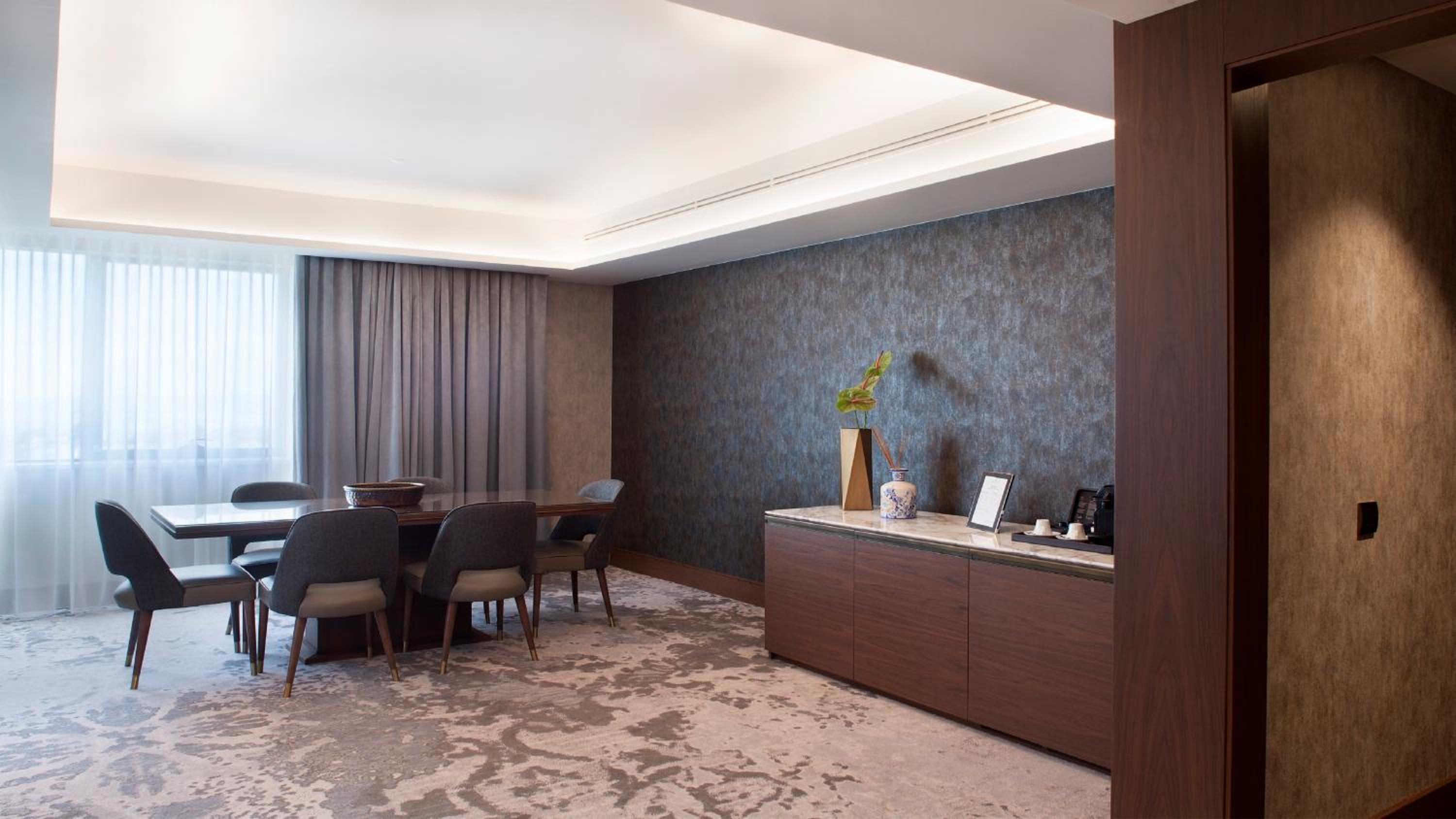Two-Bedroom Suite thumbnail 6