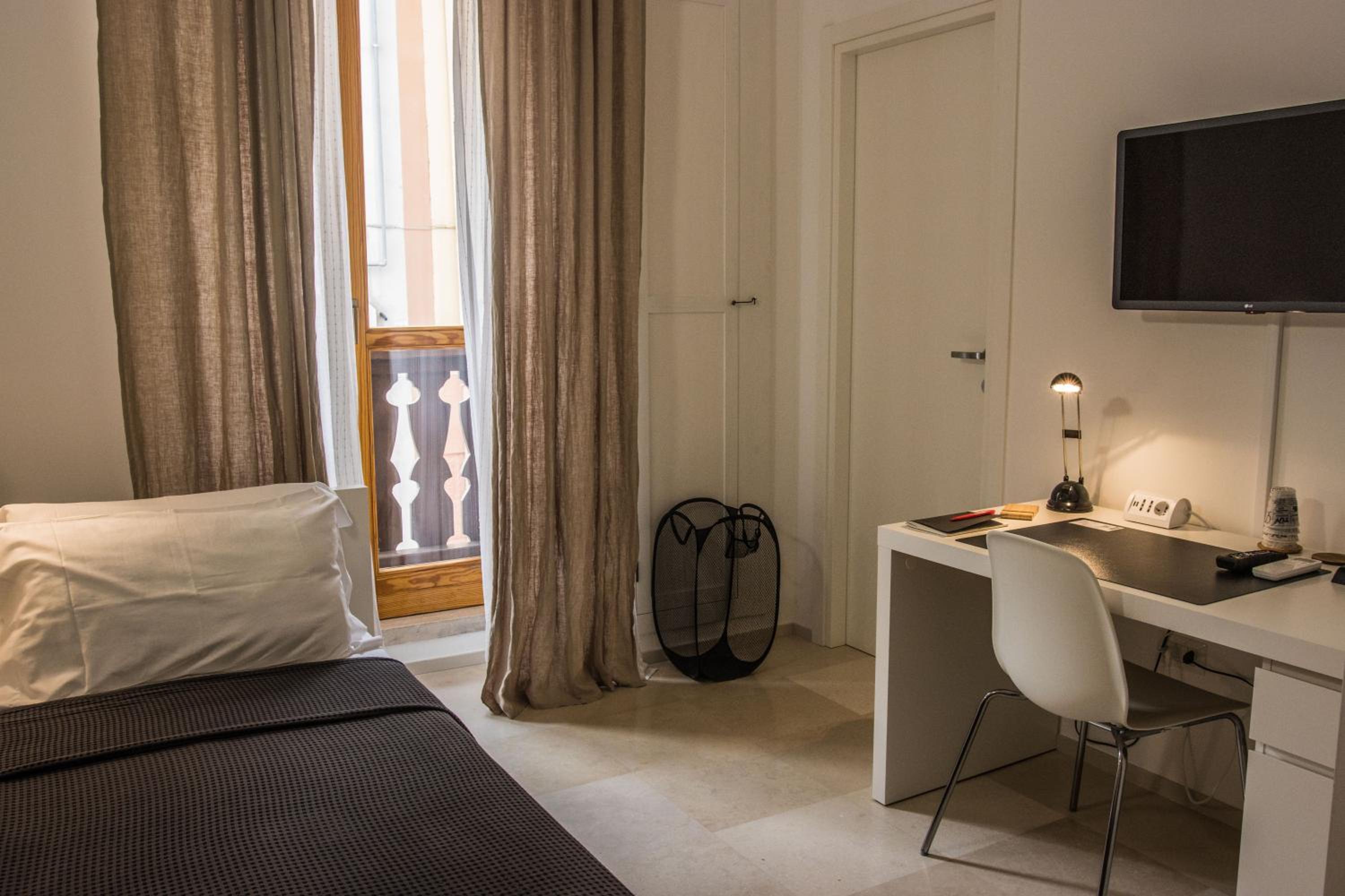Deluxe Double Room with Extra Bed photo 1