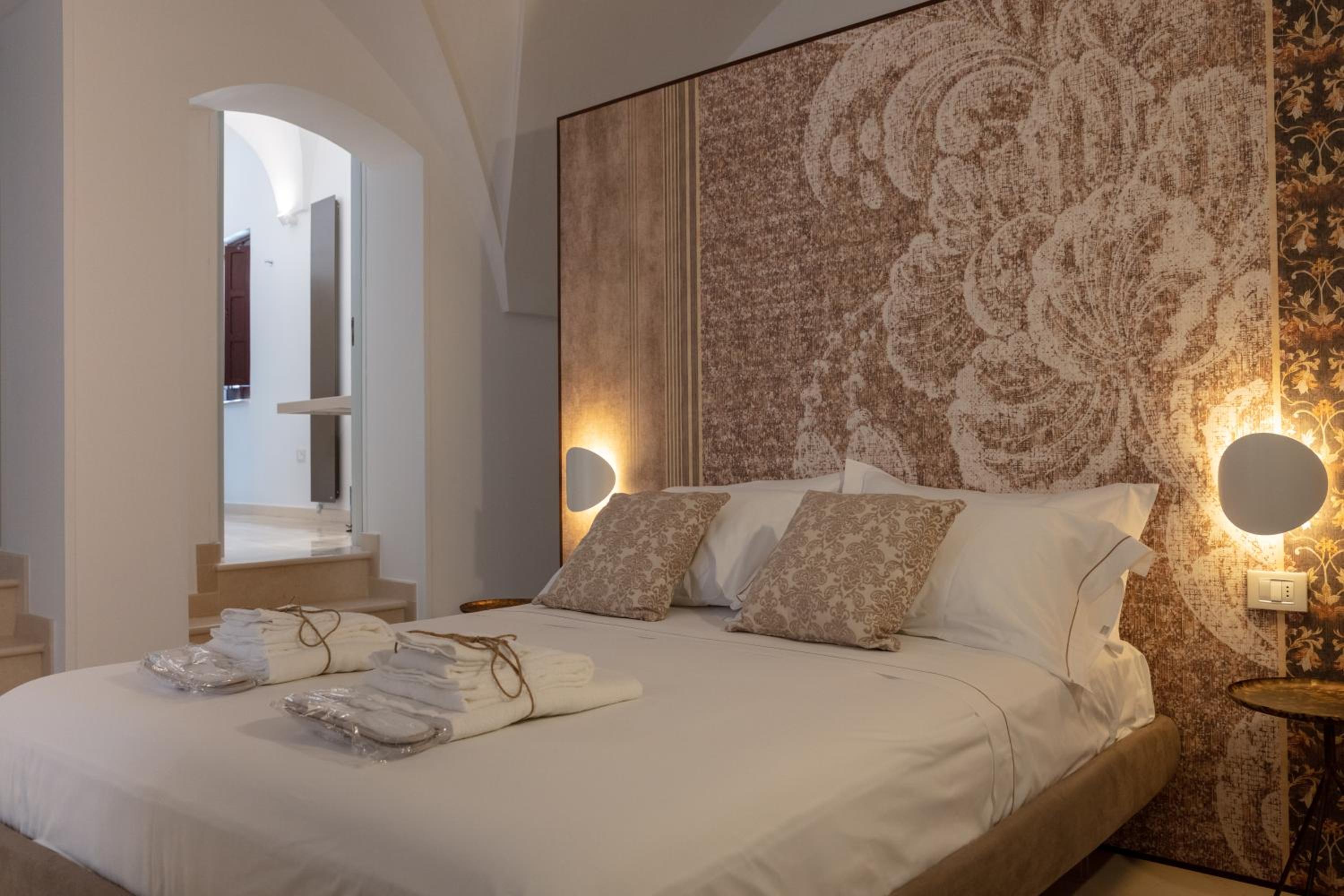 King Room with Balcony - Photo 5