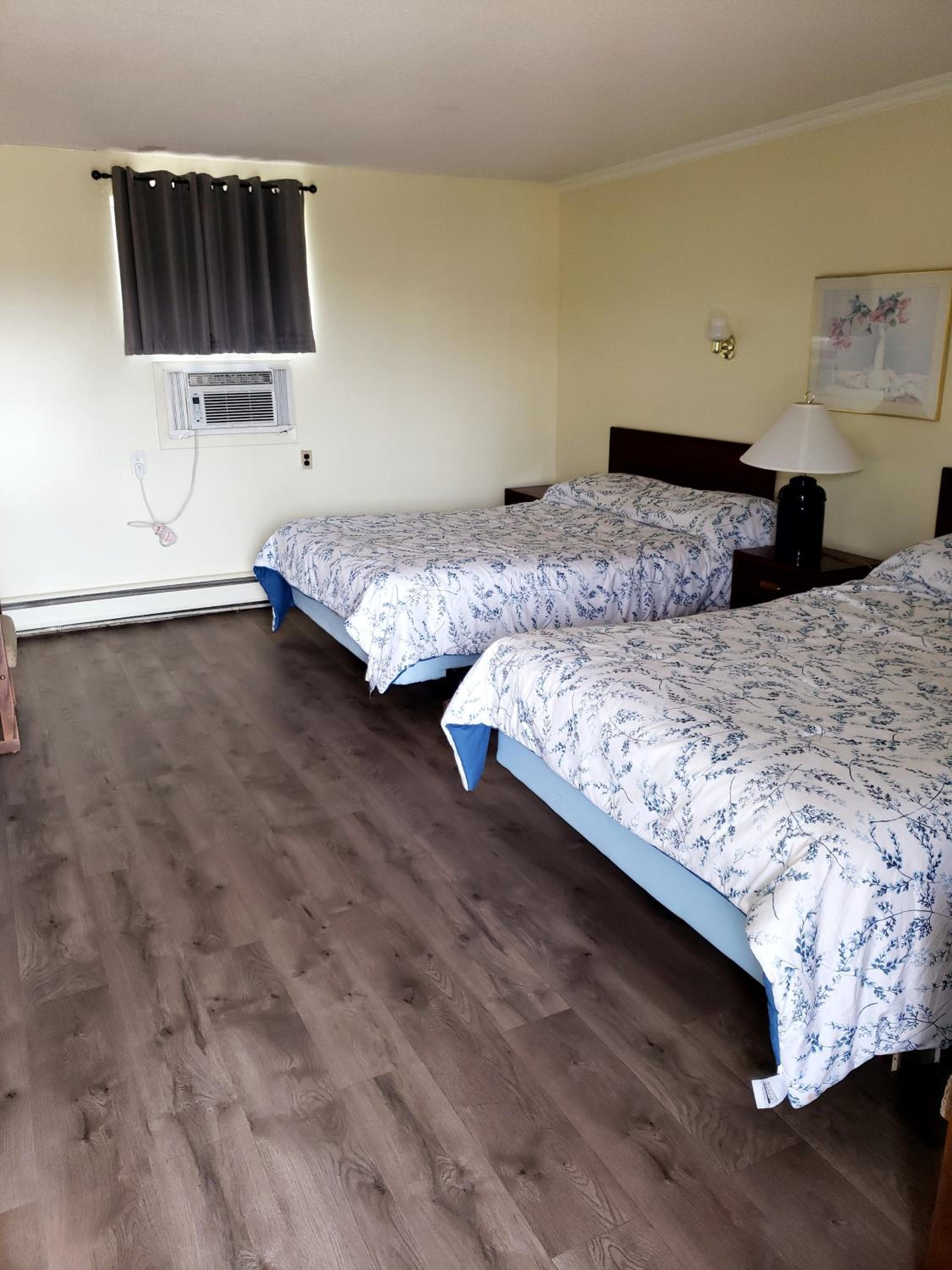 Queen Room with Two Queen Beds photo 1
