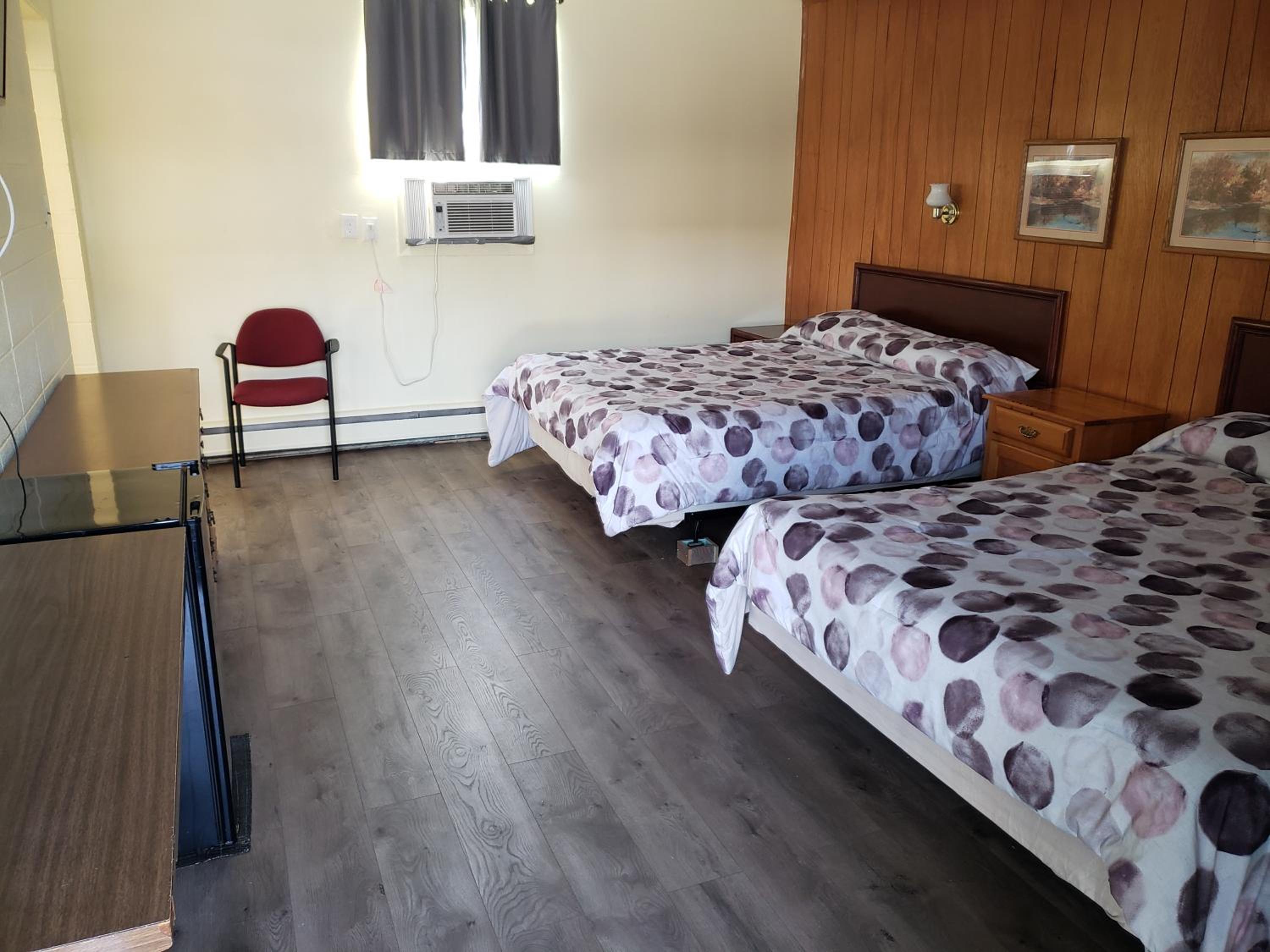 Queen Room with Two Queen Beds photo 3