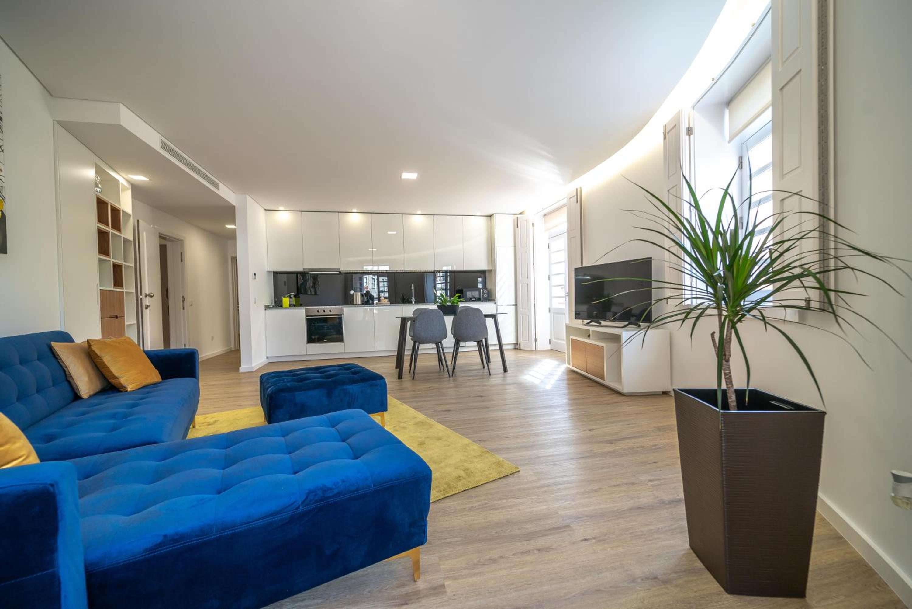Apartment with Balcony - Photo 9