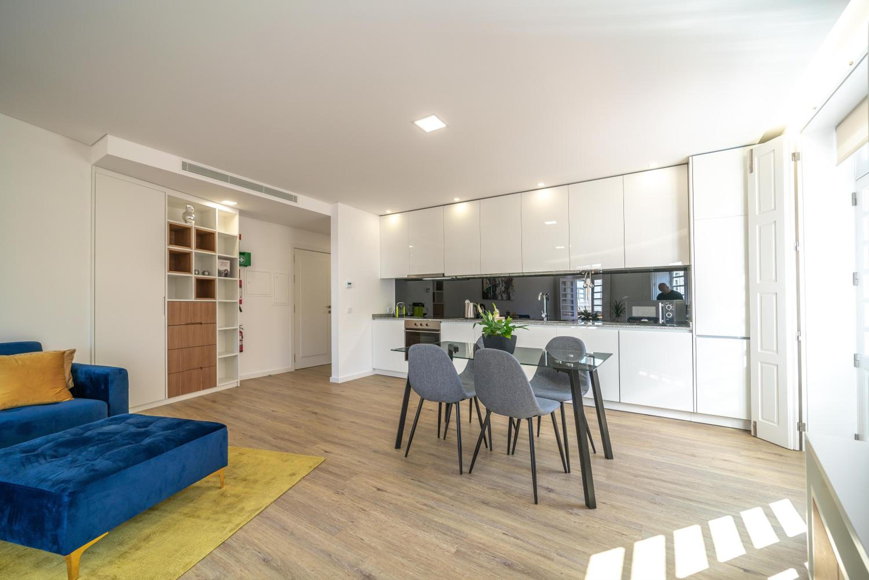 Apartment with Balcony - Photo 14