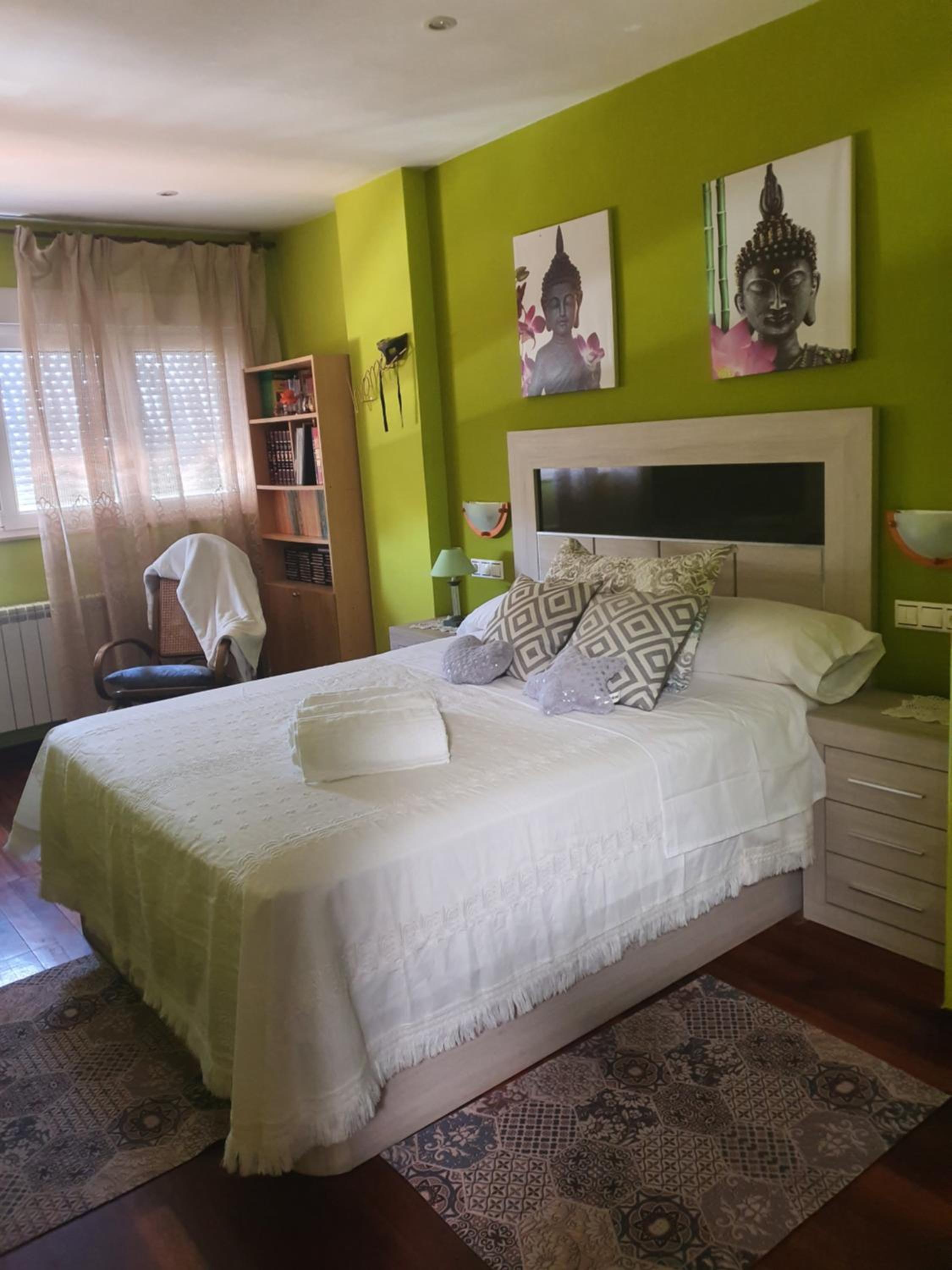 Six-Bedroom House - Photo 3