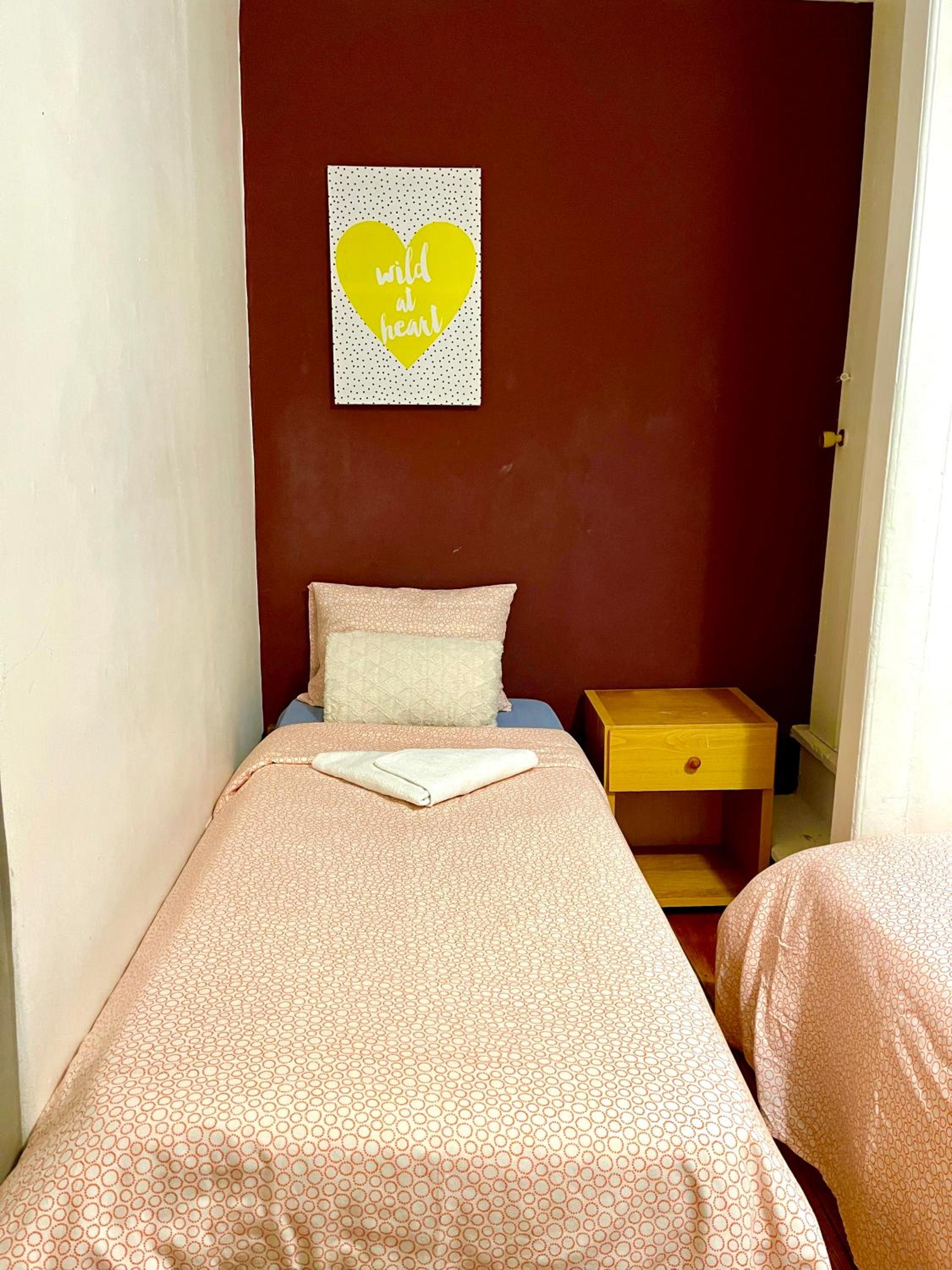 Budget Twin Room - Photo 3
