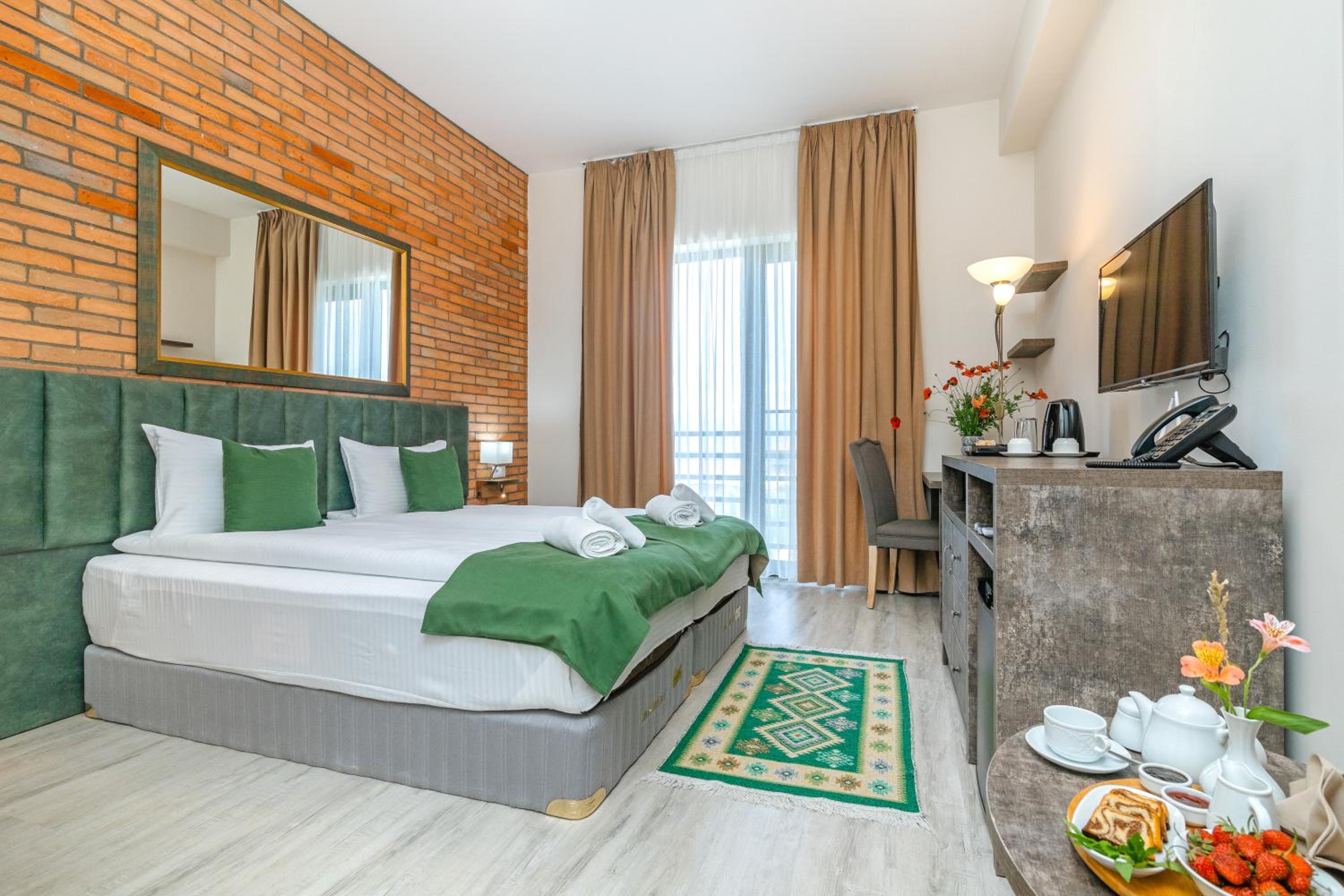 Double or Twin Room with Mountain View - Photo 3