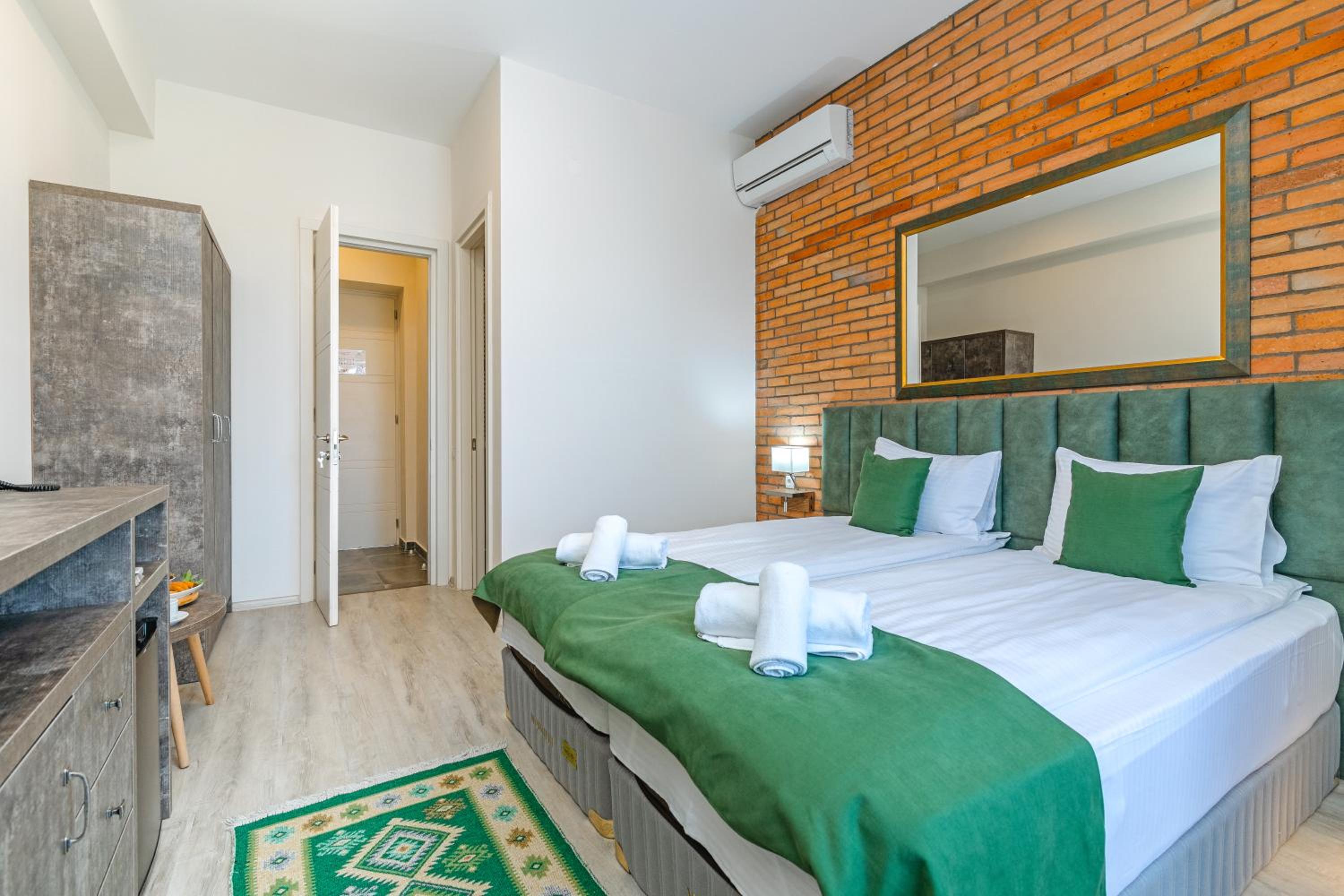 Double or Twin Room with Mountain View - Photo 5