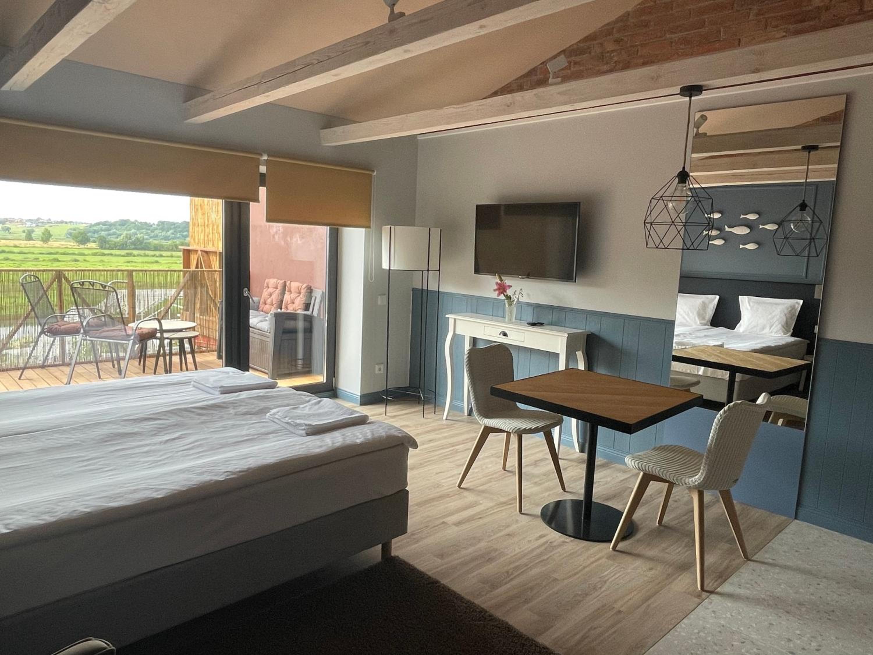 Deluxe Double Room with Balcony - Photo 4