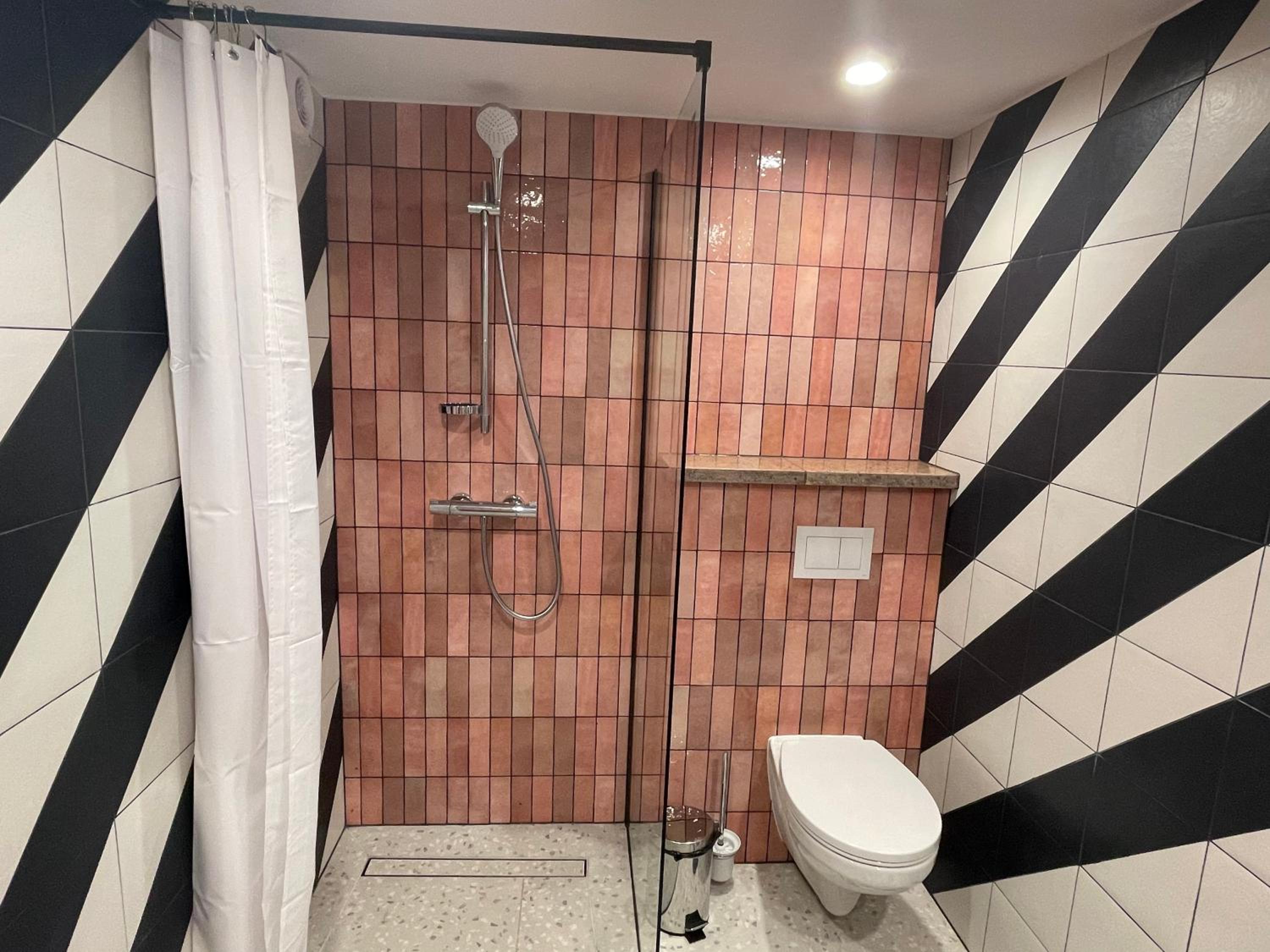 Deluxe Double Room with Balcony - Photo 6