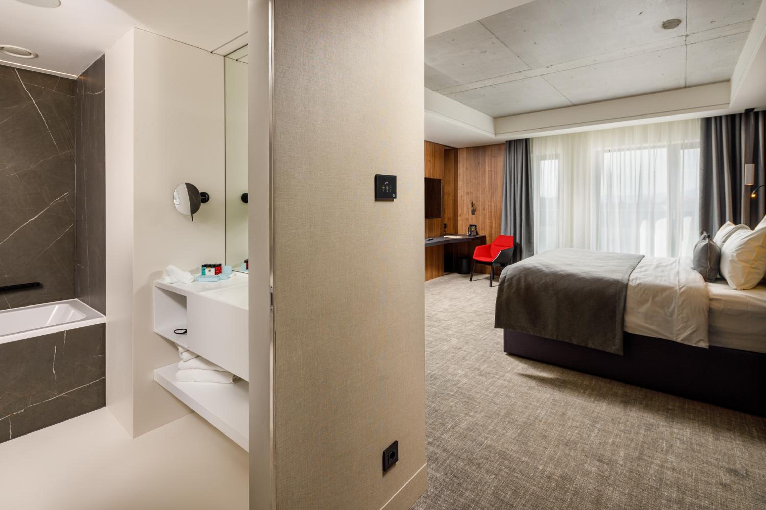 Design King Room - Photo 1