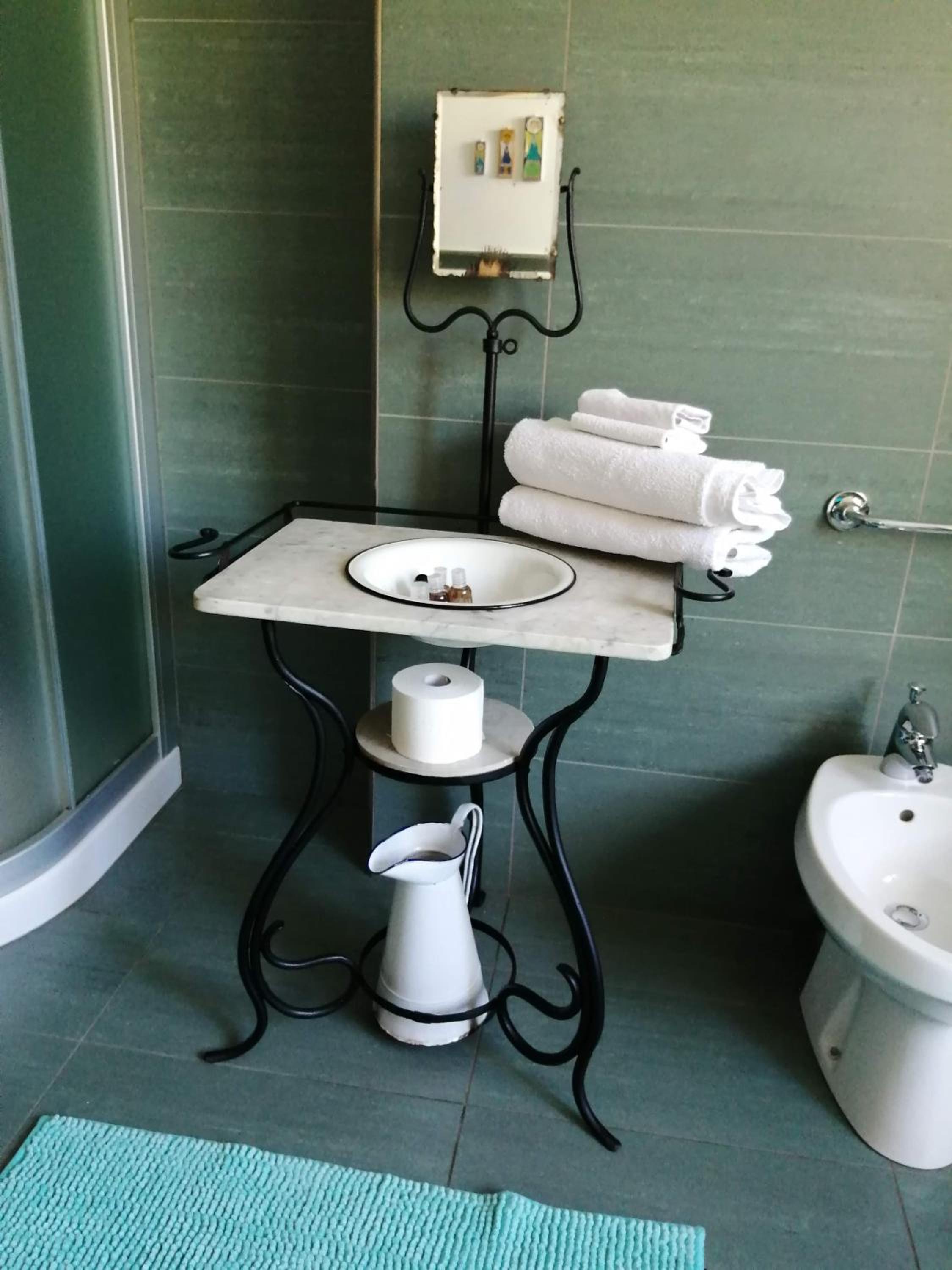 Family Room with Shared Bathroom photo 2
