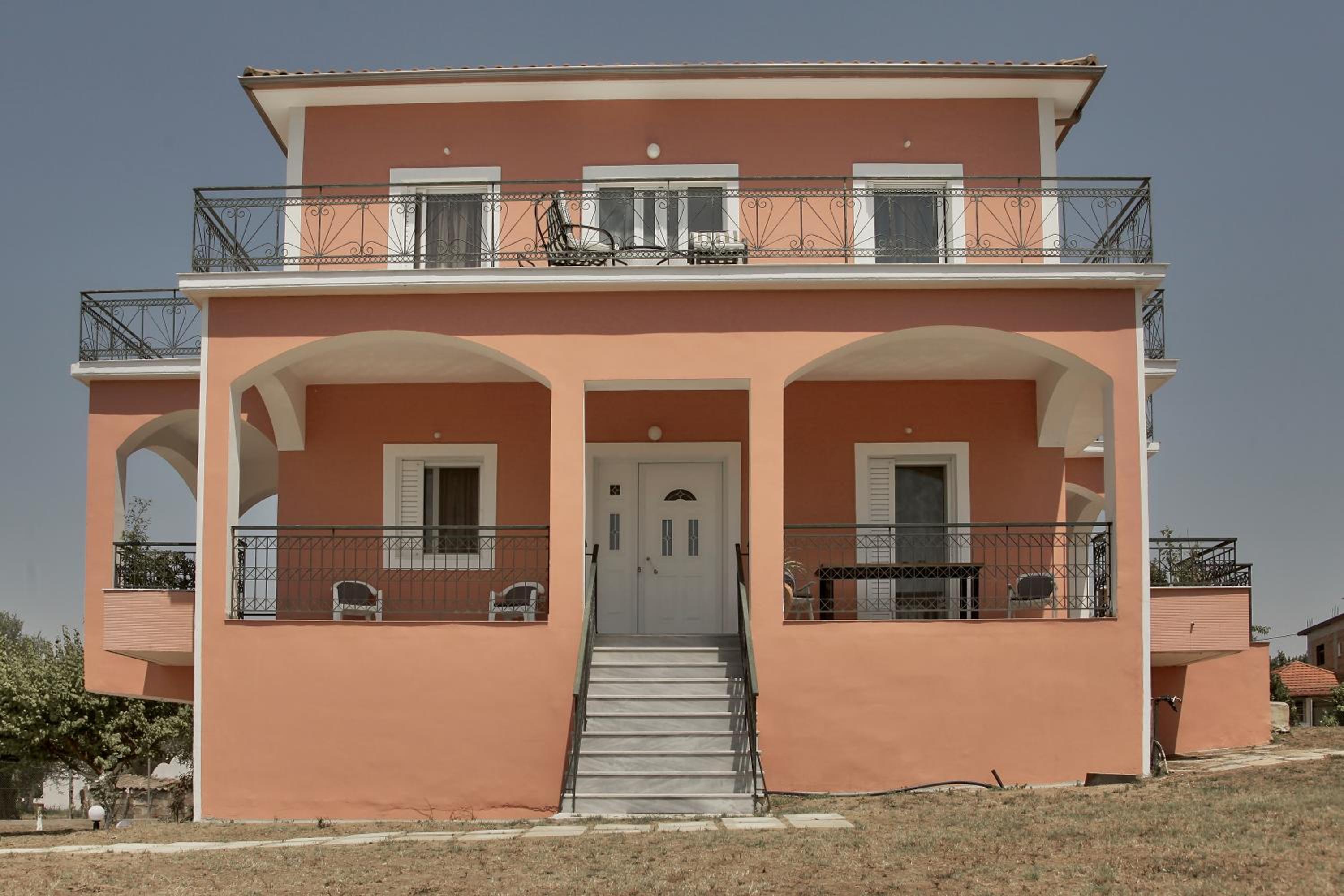 Villa - Photo 2
