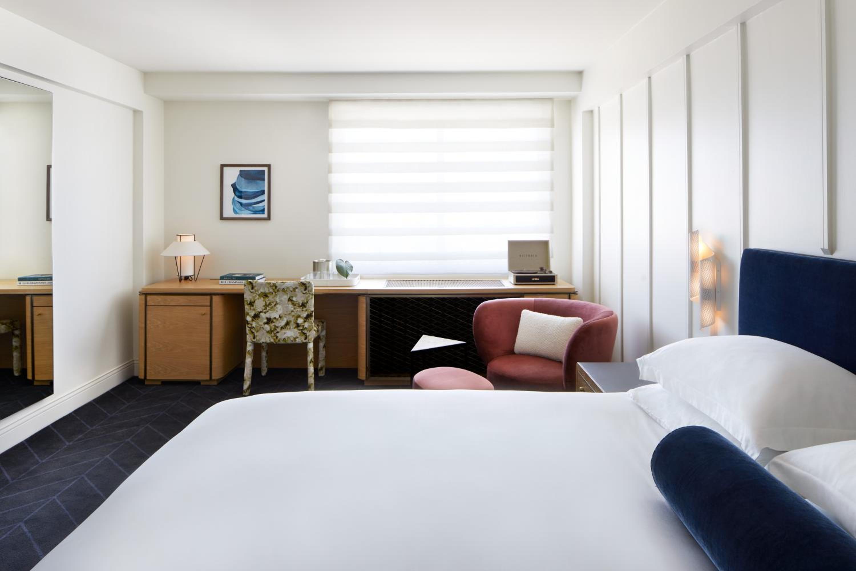 Premium King Room - Photo 2