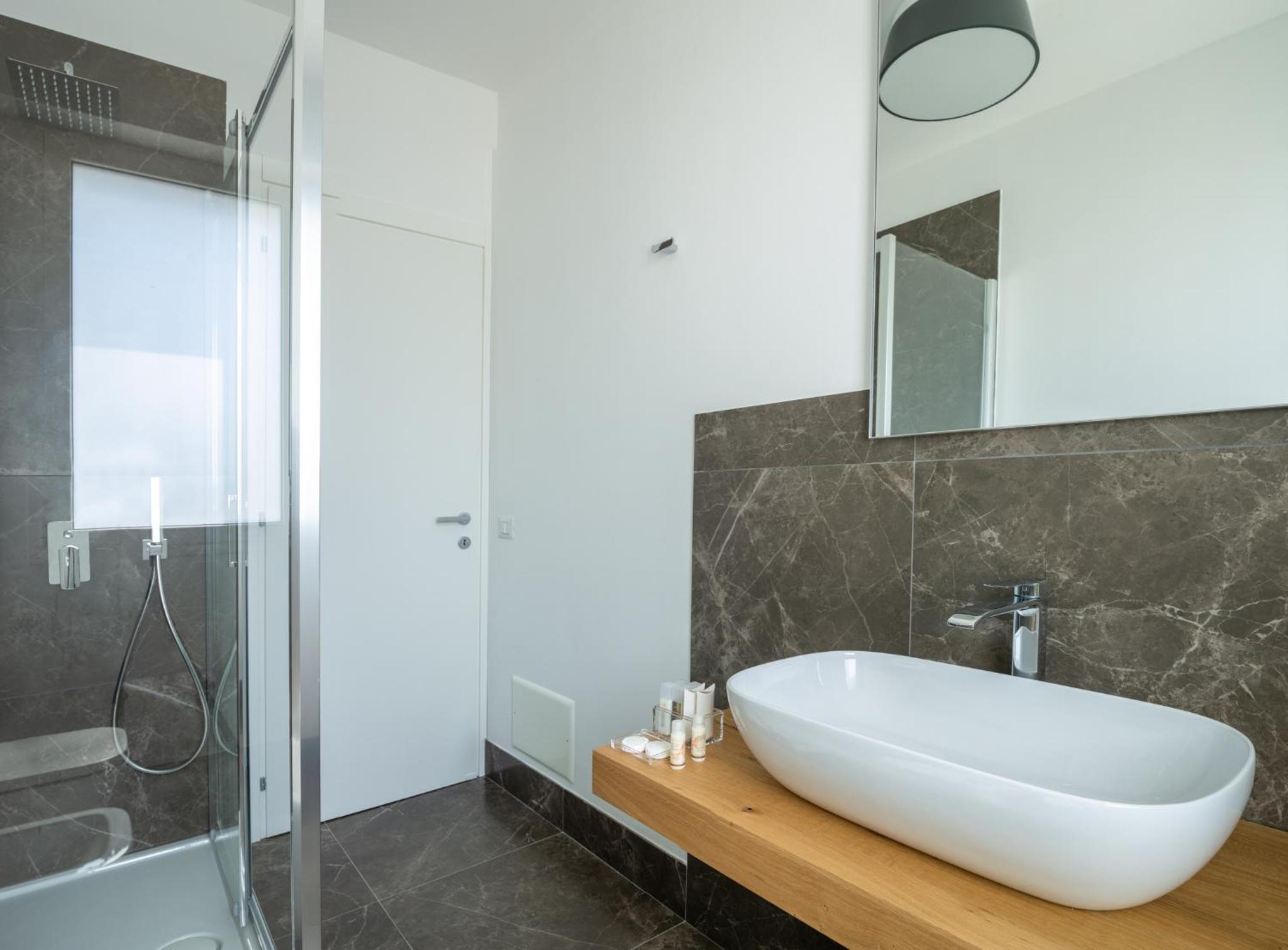 Double Room with Private Bathroom - Photo 17