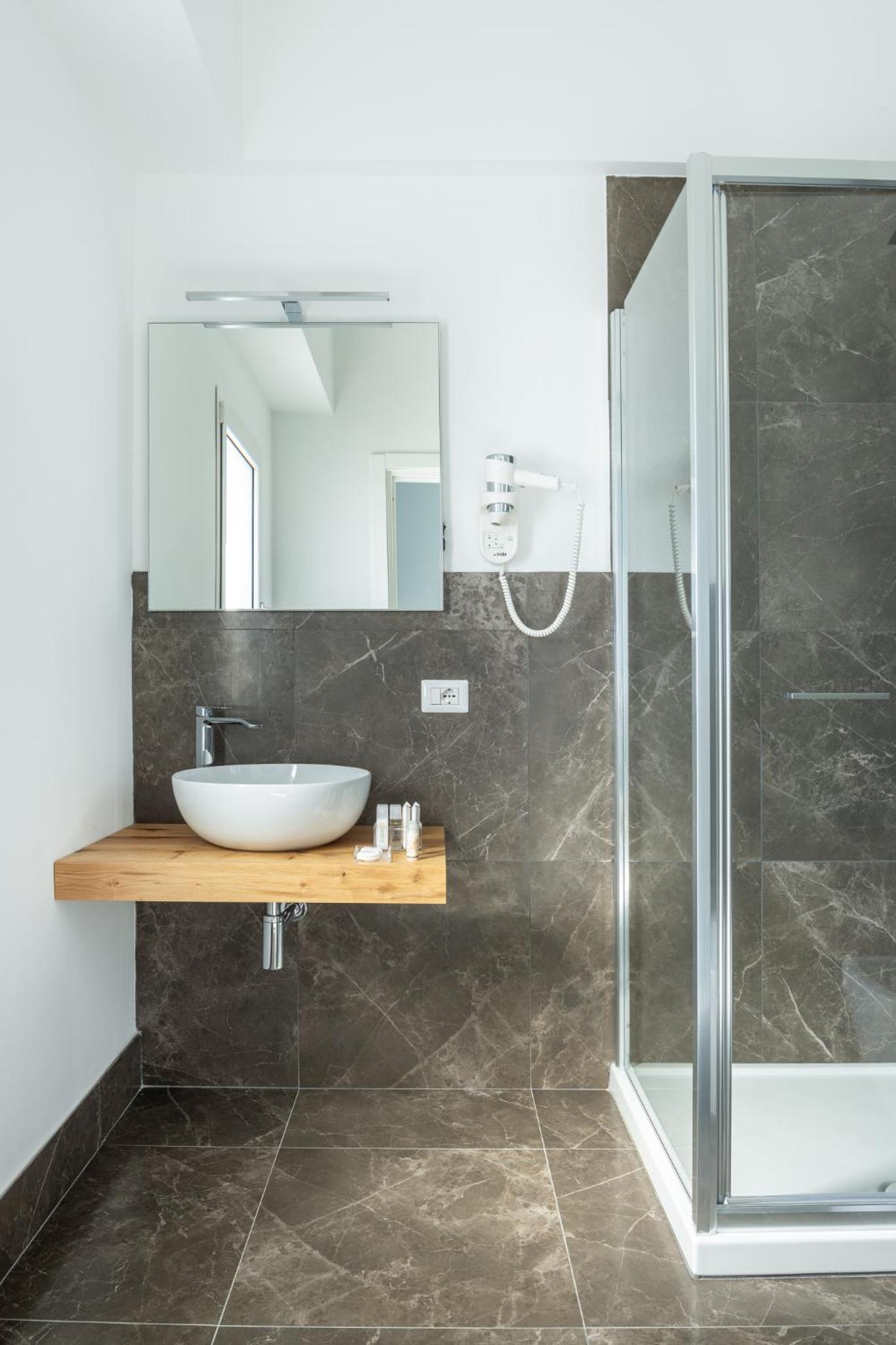 Double Room with Private Bathroom - Photo 10