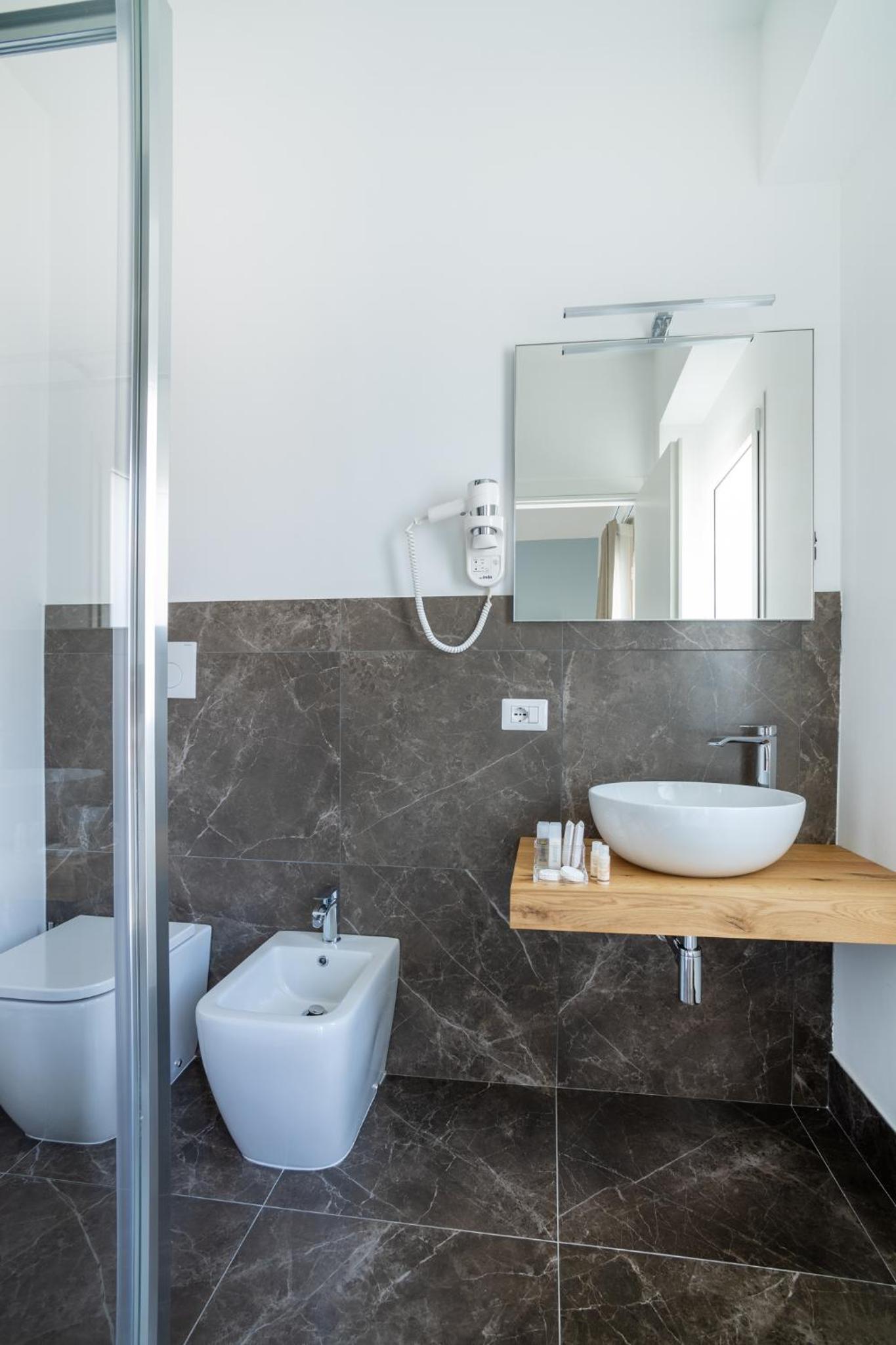 Double Room with Private Bathroom - Photo 36