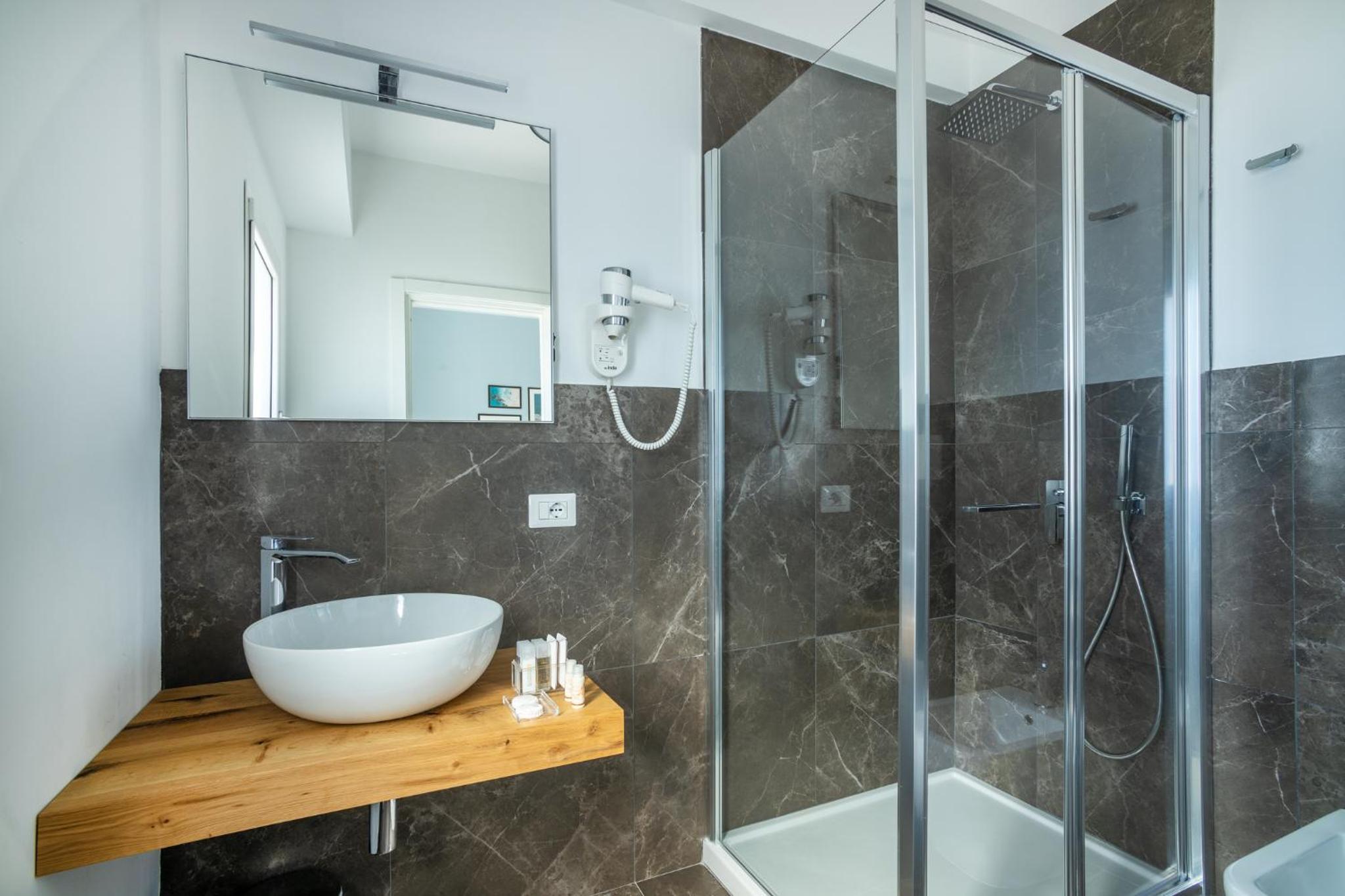 Double Room with Private Bathroom - Photo 11