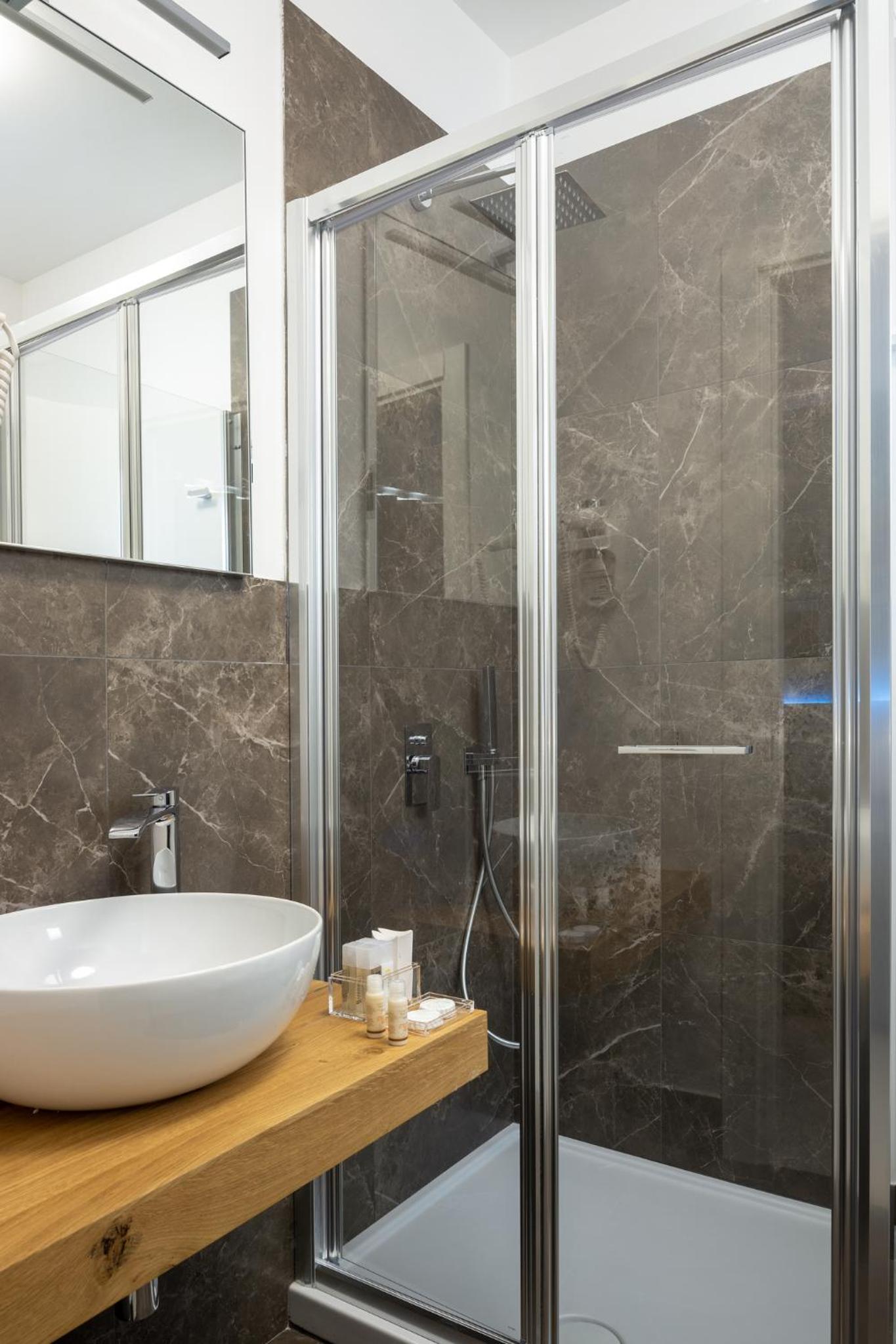 Double Room with Private Bathroom - Photo 21