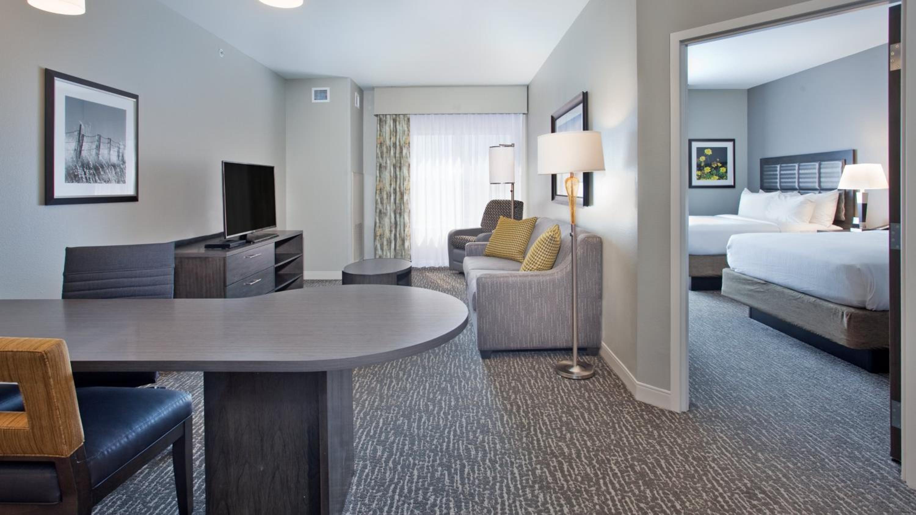One-Bedroom Queen Suite photo 1