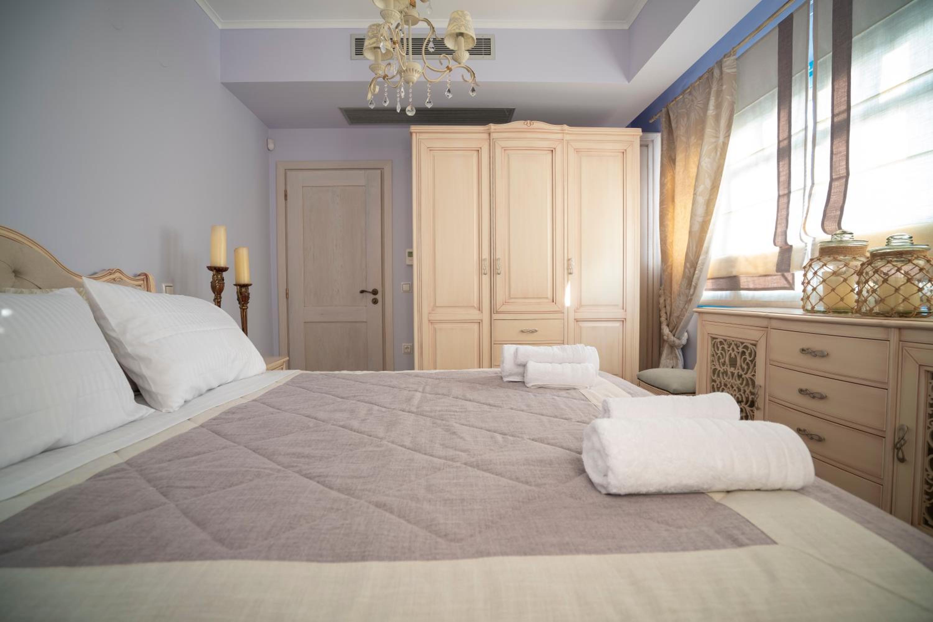 Three-Bedroom Suite - Photo 3