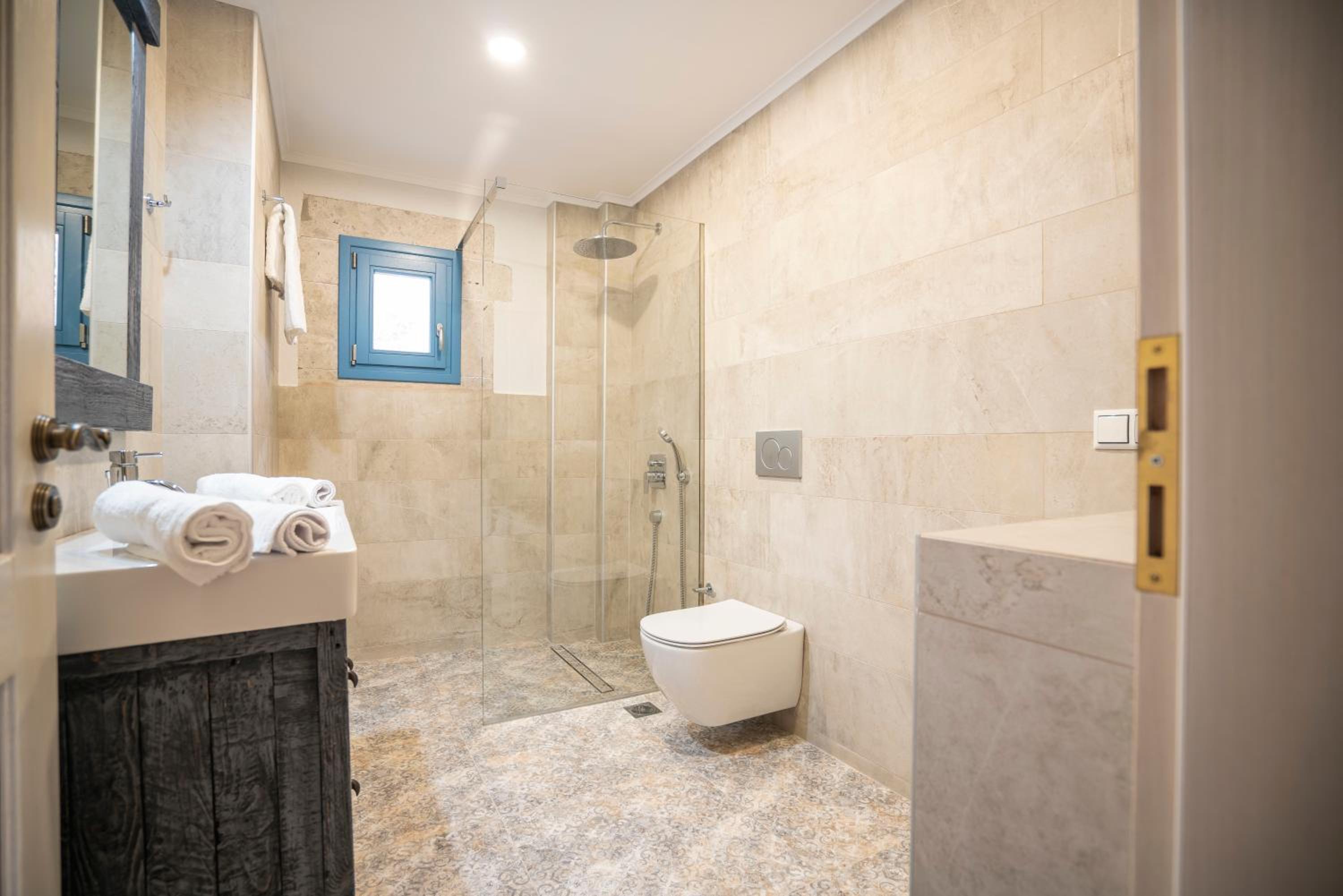 Three-Bedroom Suite - Photo 5