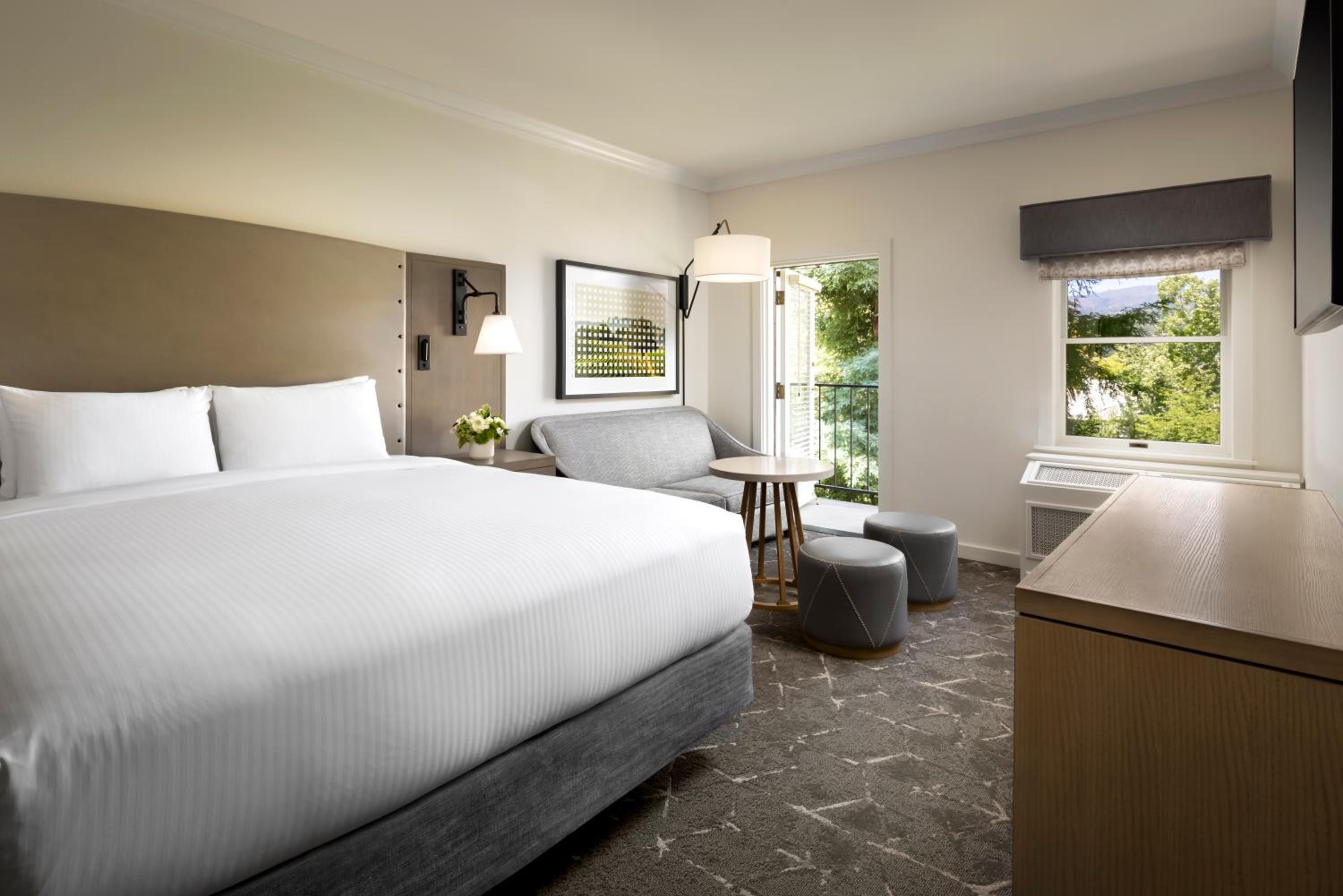 Deluxe King Room with Bath Tub - Garden View - Photo 1