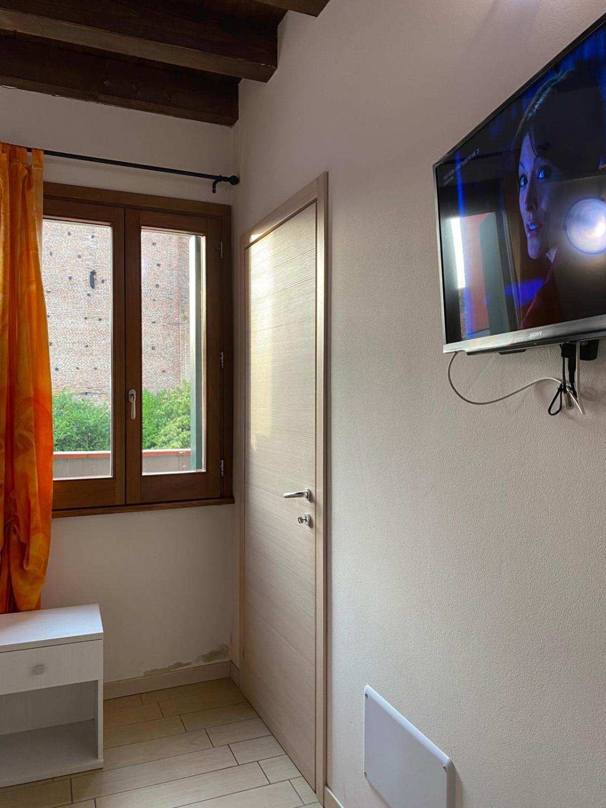 Apartment with Balcony - Photo 9