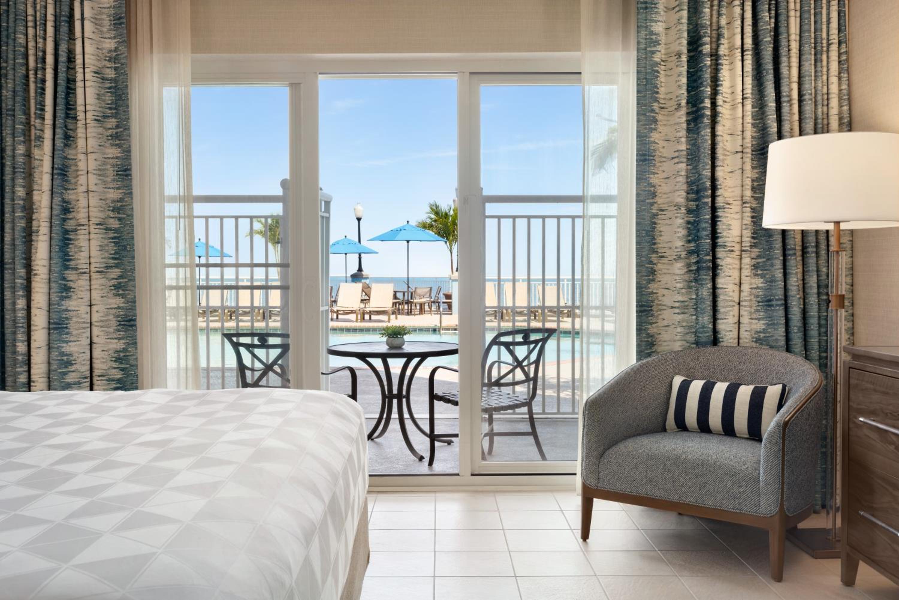 Queen Suite with Pool View - Photo 8