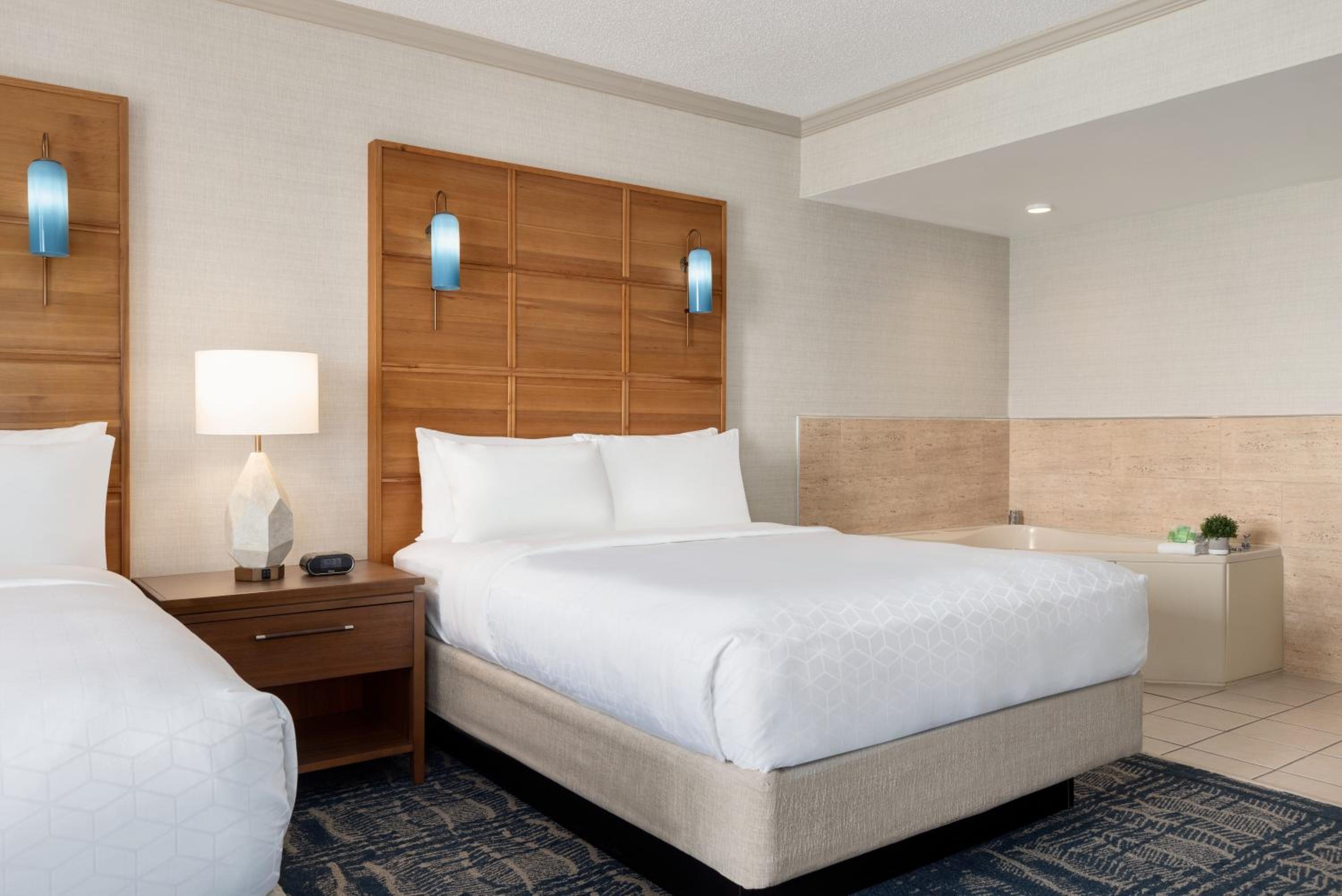 Queen Suite with Ocean View - Non-Smoking - Photo 1