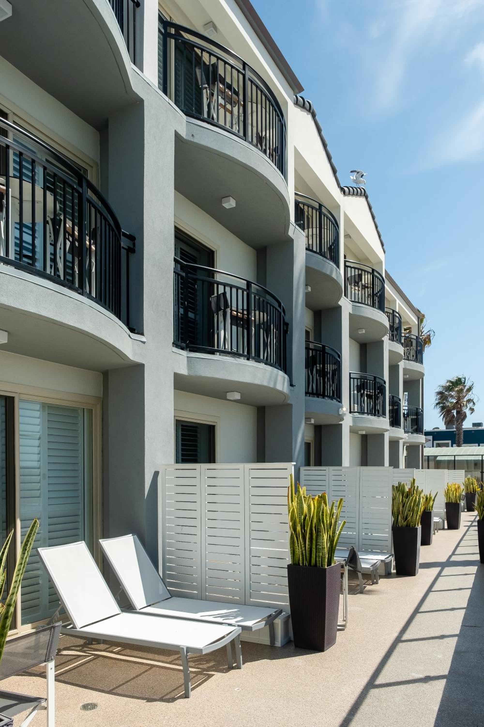 Standard Room with Ocean Front - Photo 34