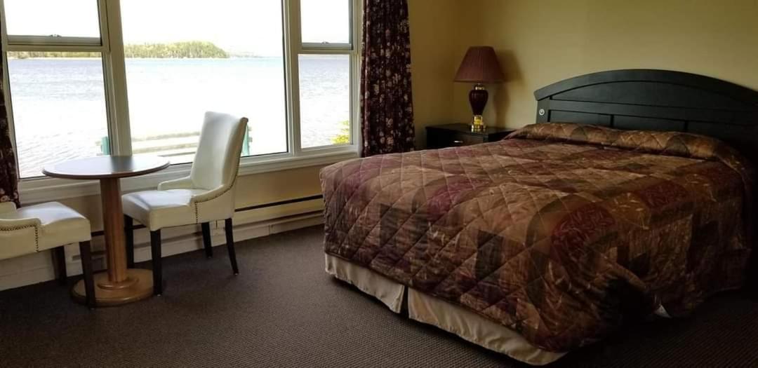 Queen Suite with Sea View - Photo 21