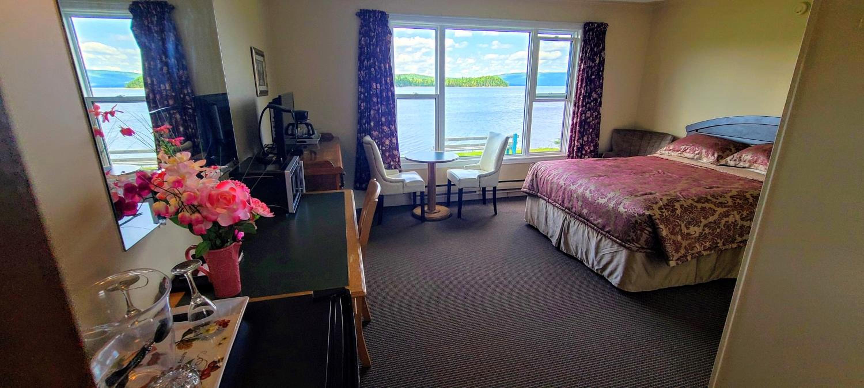 Queen Suite with Sea View - Photo 26
