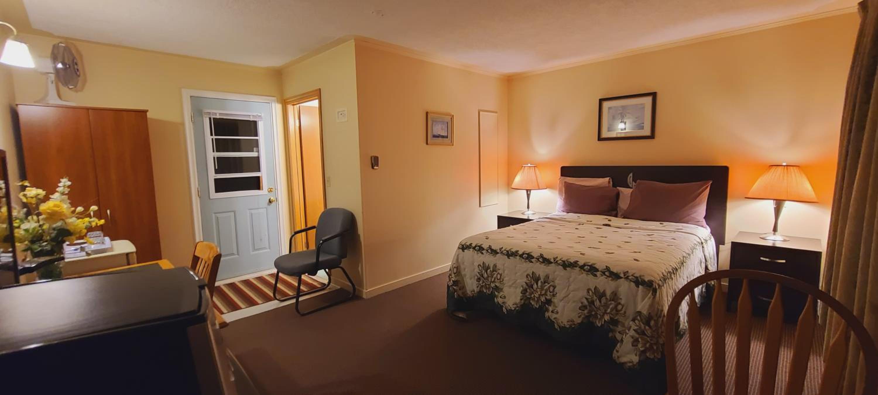 Queen Suite with Sea View - Photo 33