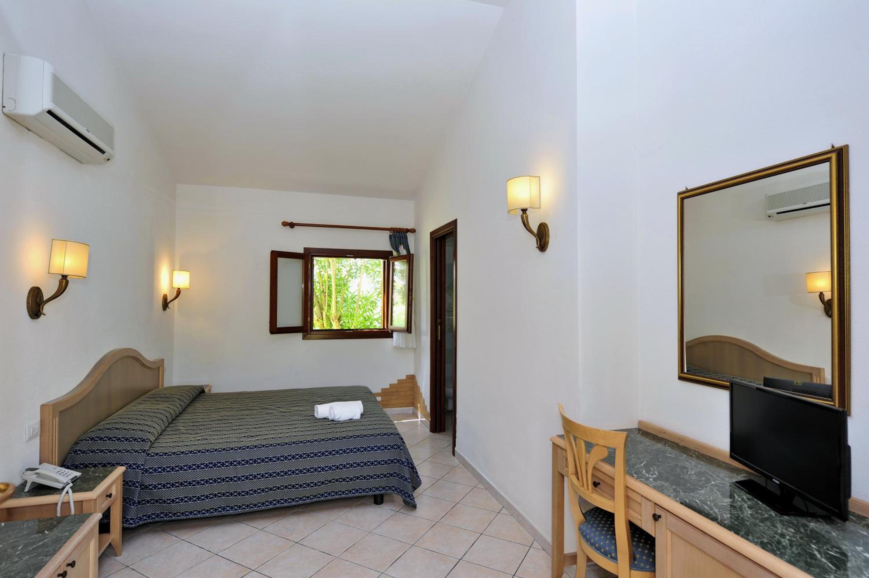 Double or Twin Room - Photo 5