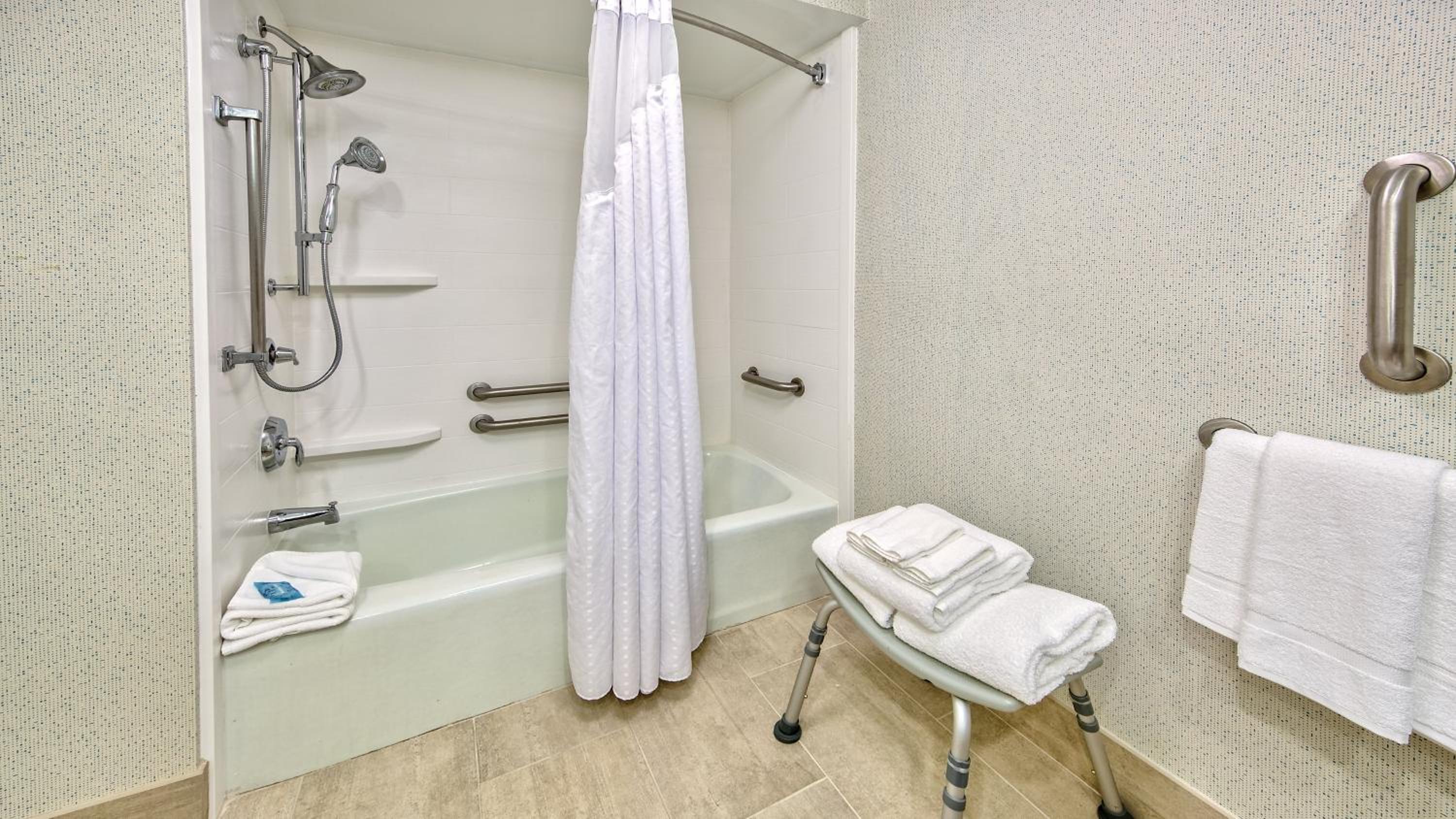 Standard Double Room with Two Double Beds and Accessible Tub - Mobility Access - Photo 4