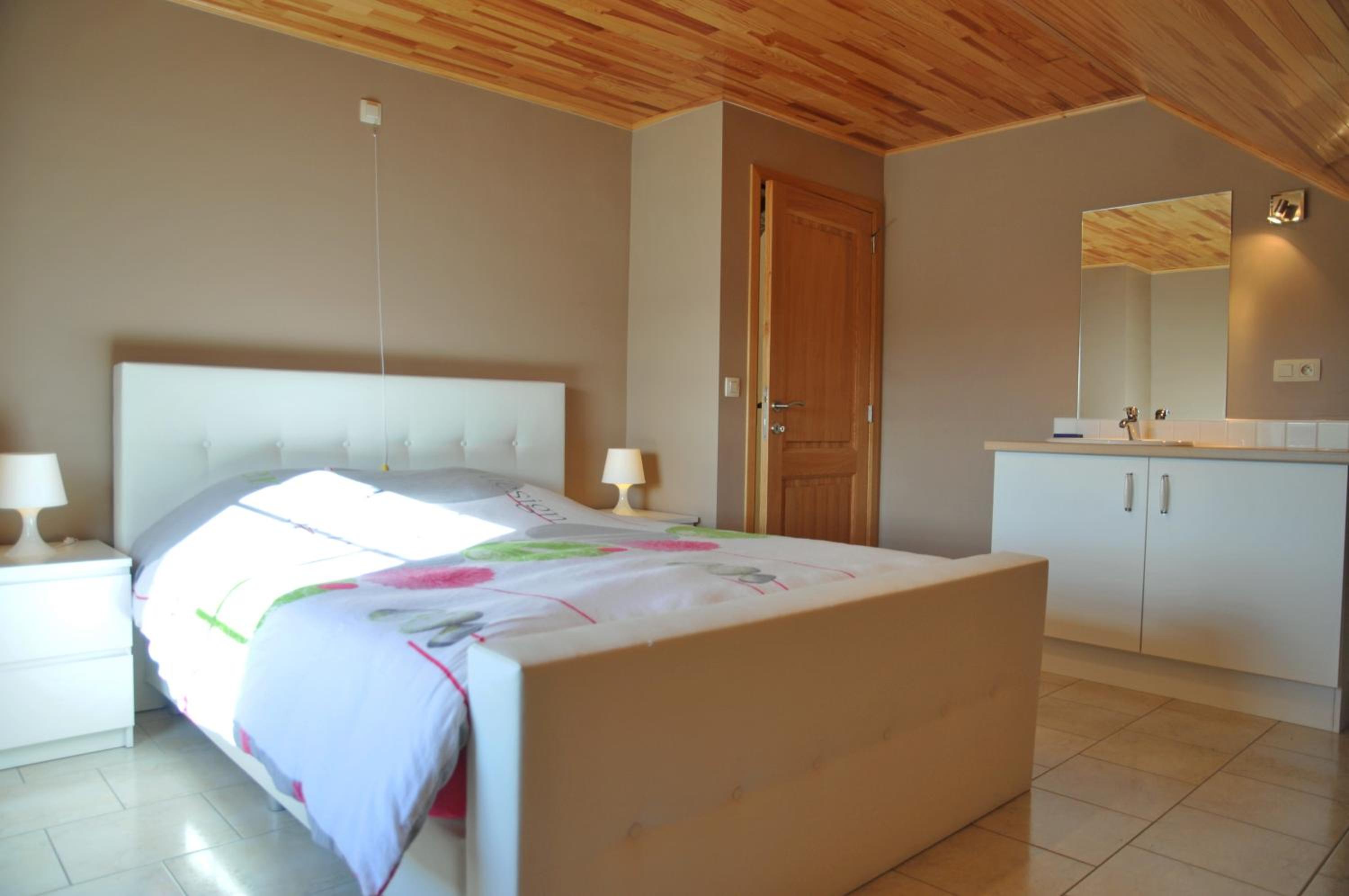 Five-Bedroom House photo 1